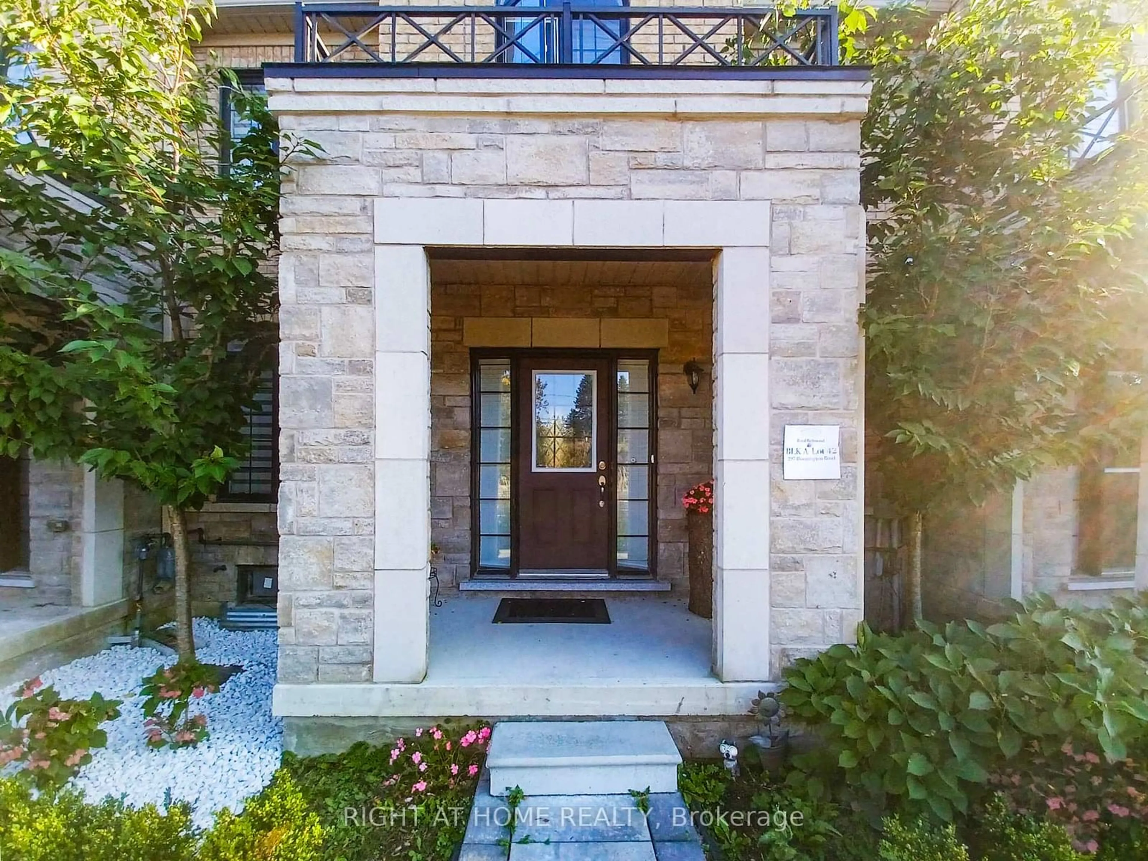 Indoor entryway for 297 Bloomington Rd, Richmond Hill Ontario L4E 1G4