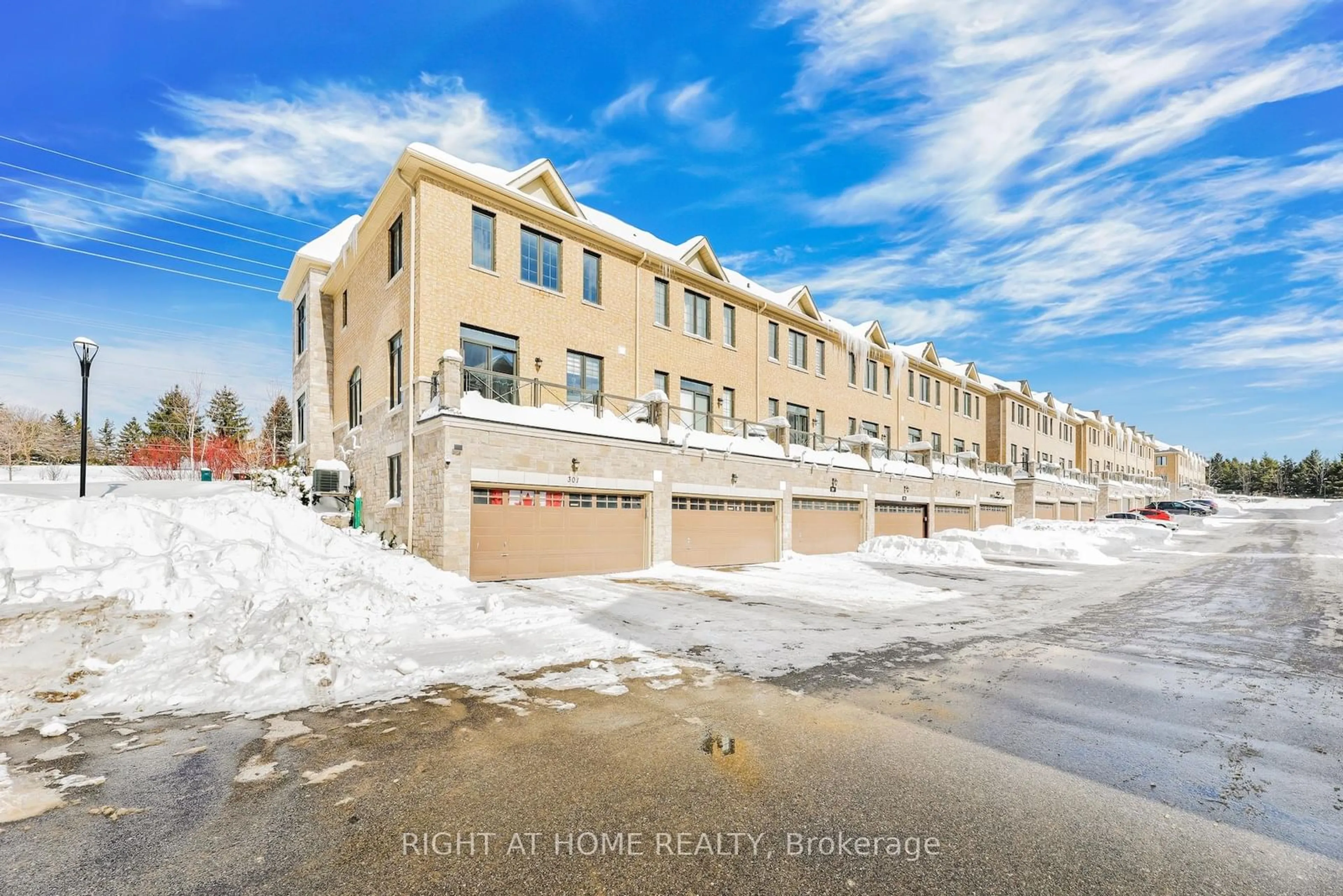 A pic from outside/outdoor area/front of a property/back of a property/a pic from drone, street for 297 Bloomington Rd, Richmond Hill Ontario L4E 1G4