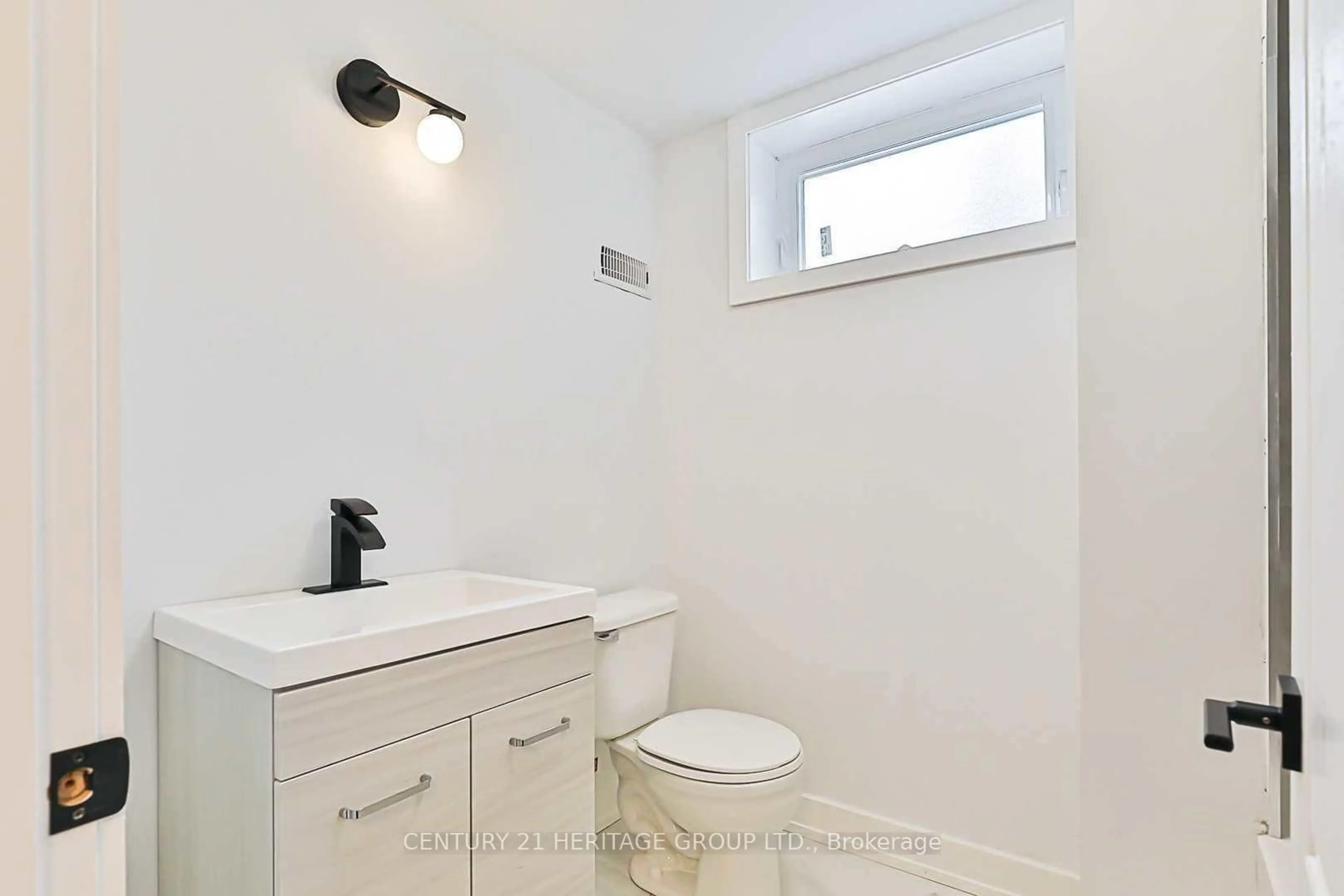 Standard bathroom, ceramic/tile floor for 258 Altamira Rd, Richmond Hill Ontario L4C 4E1