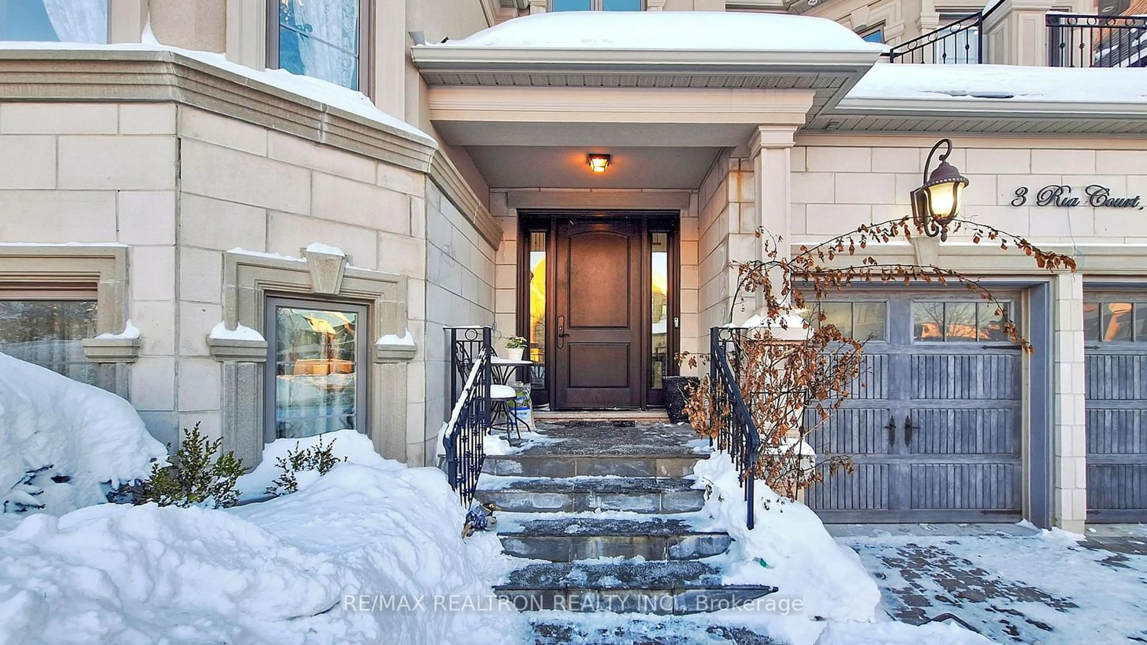 Indoor entryway for 3 Ria Crt, King Ontario L7B 0B9