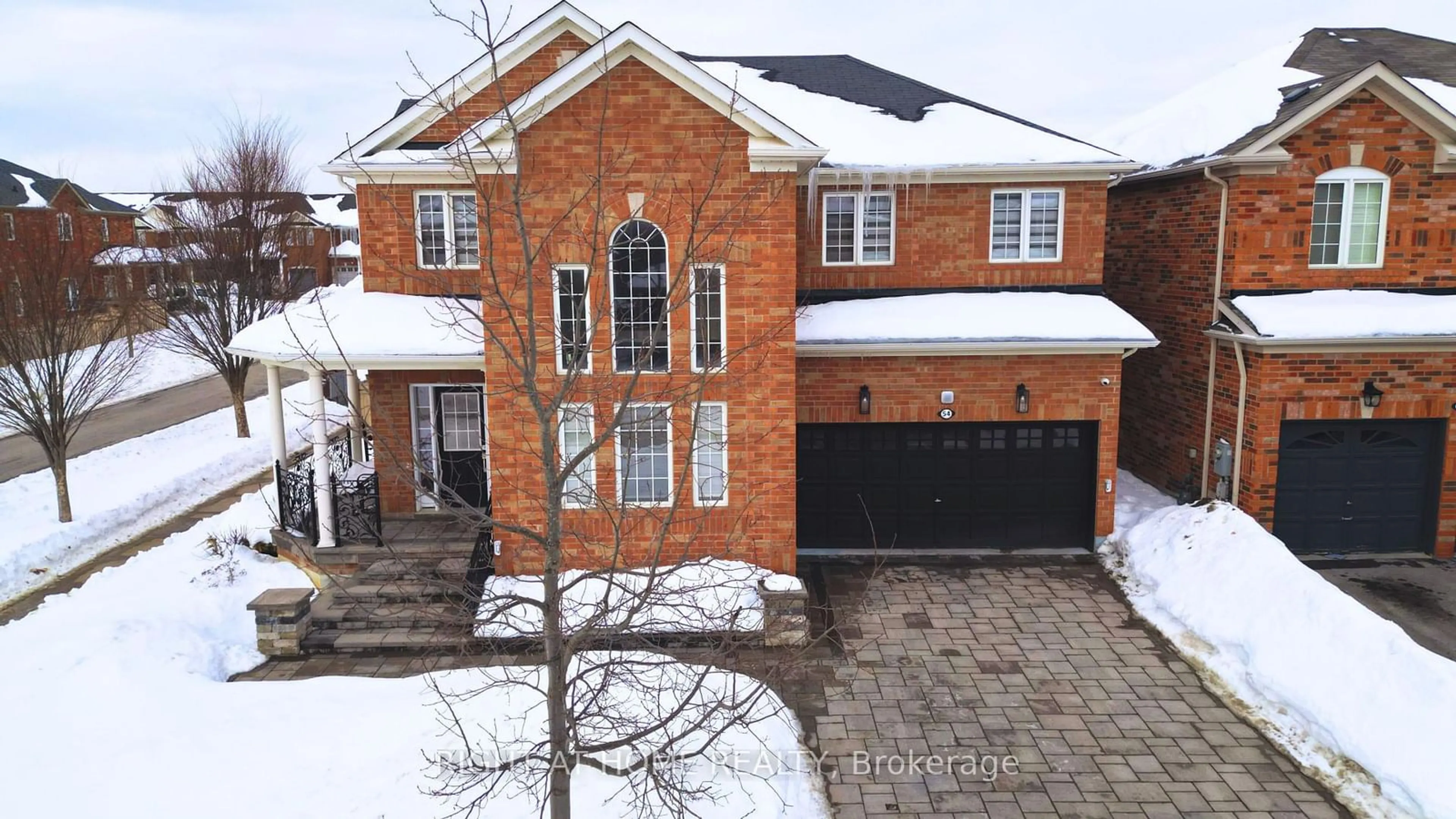 A pic from outside/outdoor area/front of a property/back of a property/a pic from drone, street for 54 Penndutch Circ, Whitchurch-Stouffville Ontario L4A 0P2