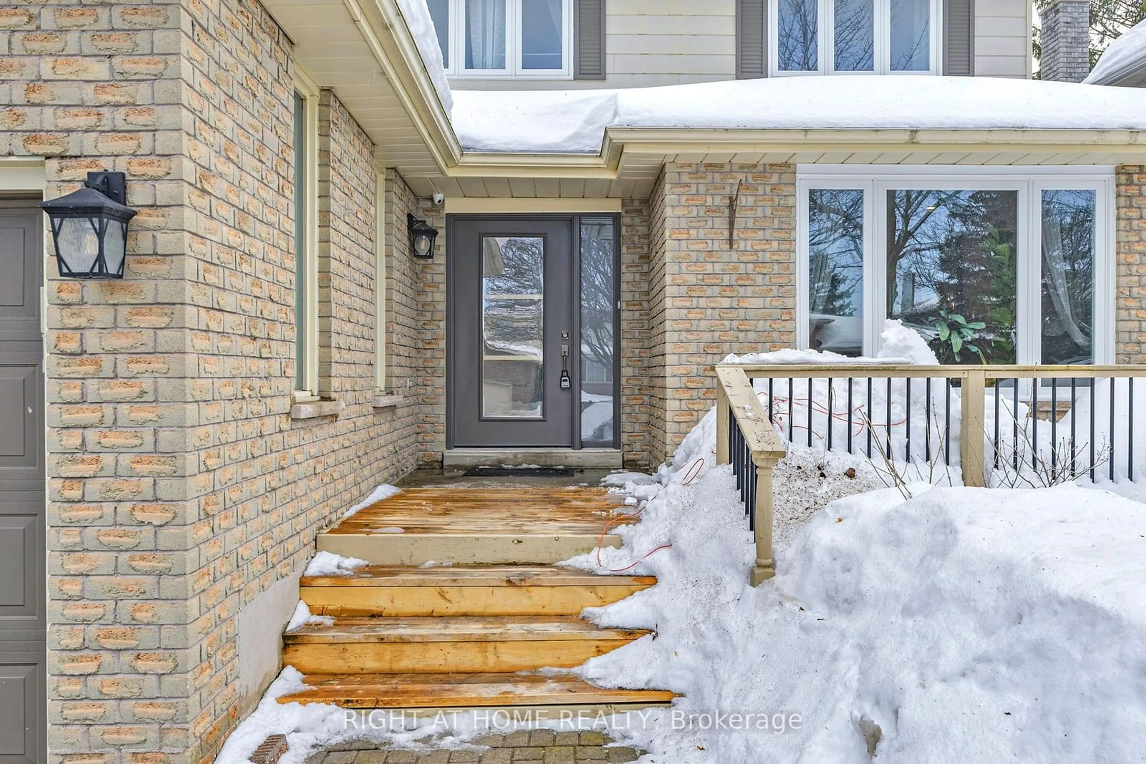 Indoor entryway for 199 Biscayne Blvd, Georgina Ontario L4P 3L5