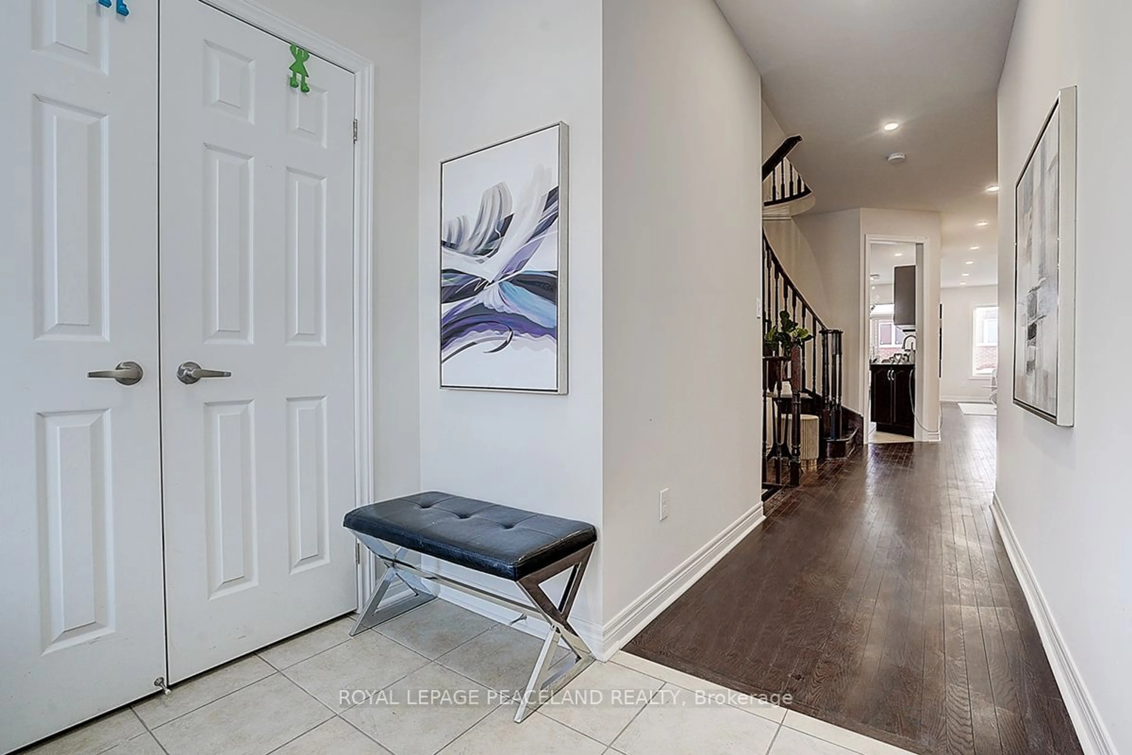 Indoor entryway for 4 Collin Crt, Richmond Hill Ontario L4E 0X6