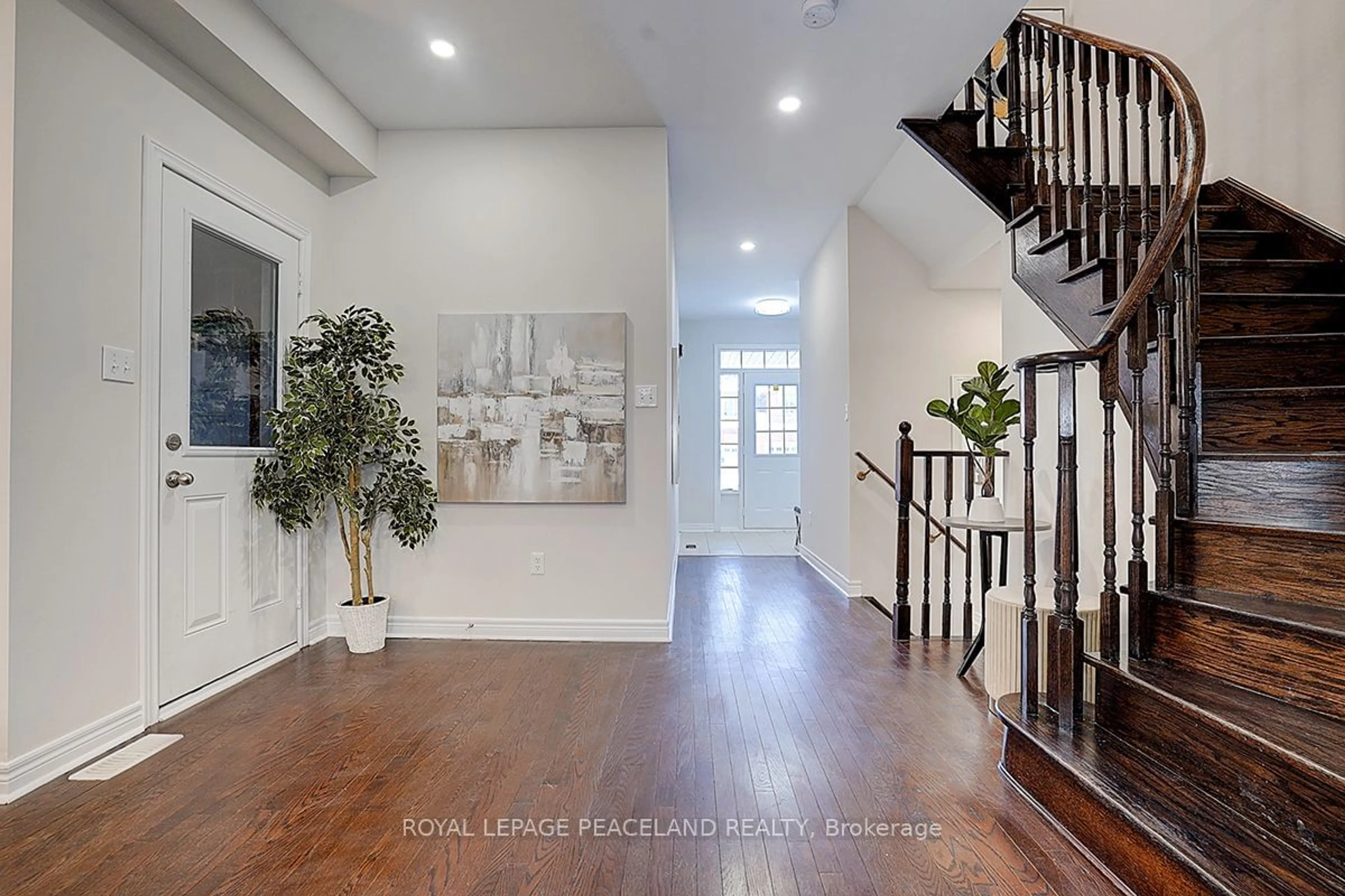 Indoor entryway for 4 Collin Crt, Richmond Hill Ontario L4E 0X6