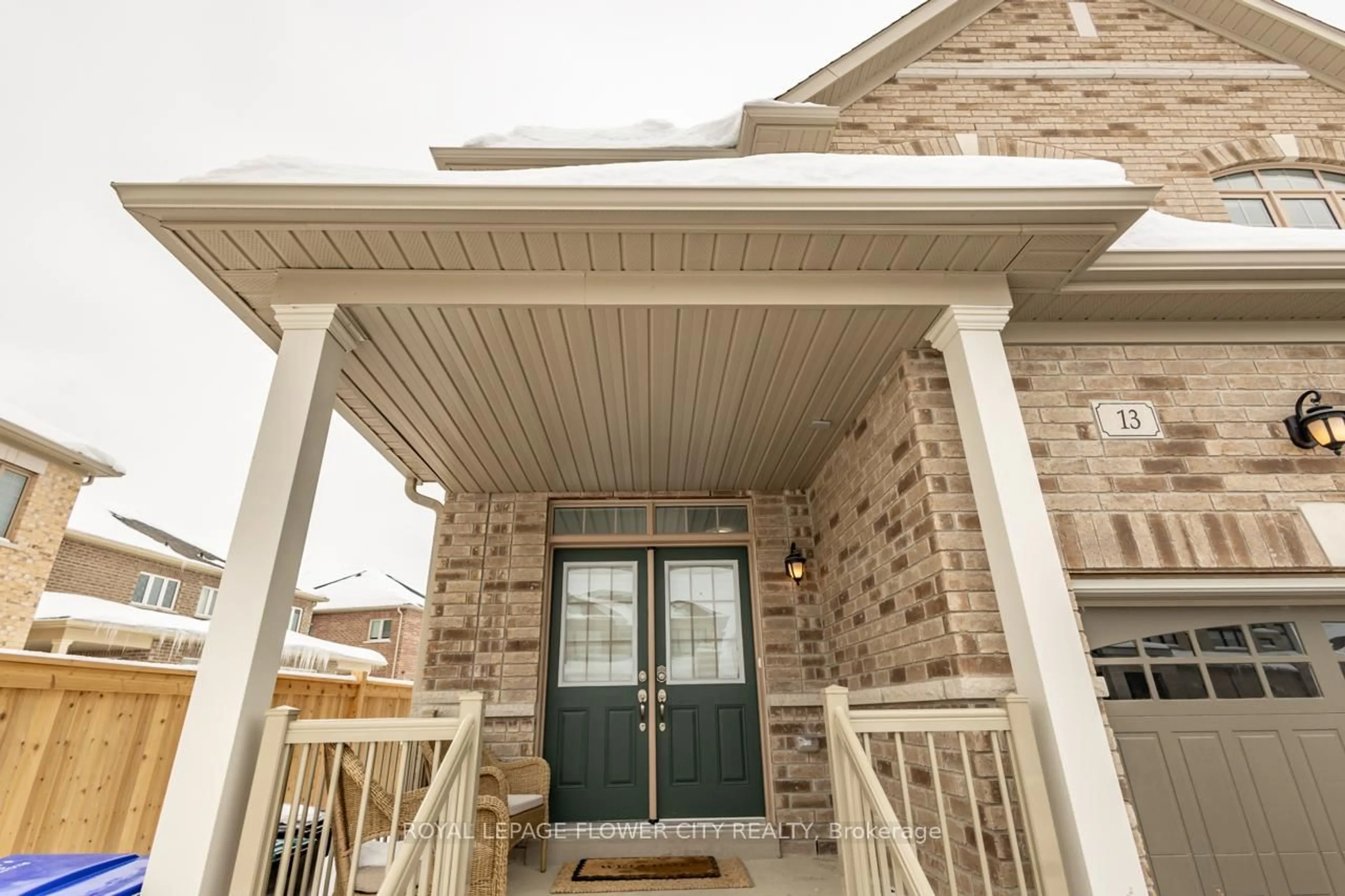 Indoor entryway for 13 FERRAGINE Cres, Bradford West Gwillimbury Ontario L3Z 2A6