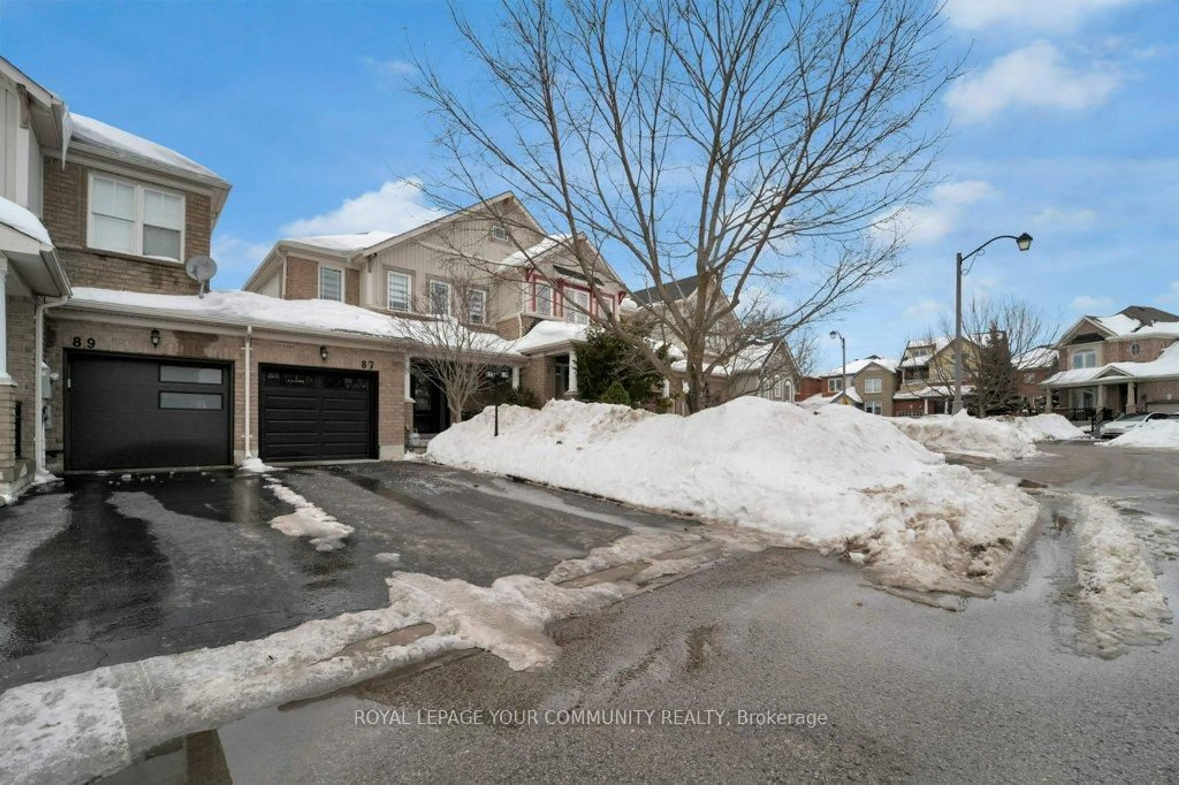 A pic from outside/outdoor area/front of a property/back of a property/a pic from drone, street for 87 Cozens Dr, Richmond Hill Ontario L4E 4W5