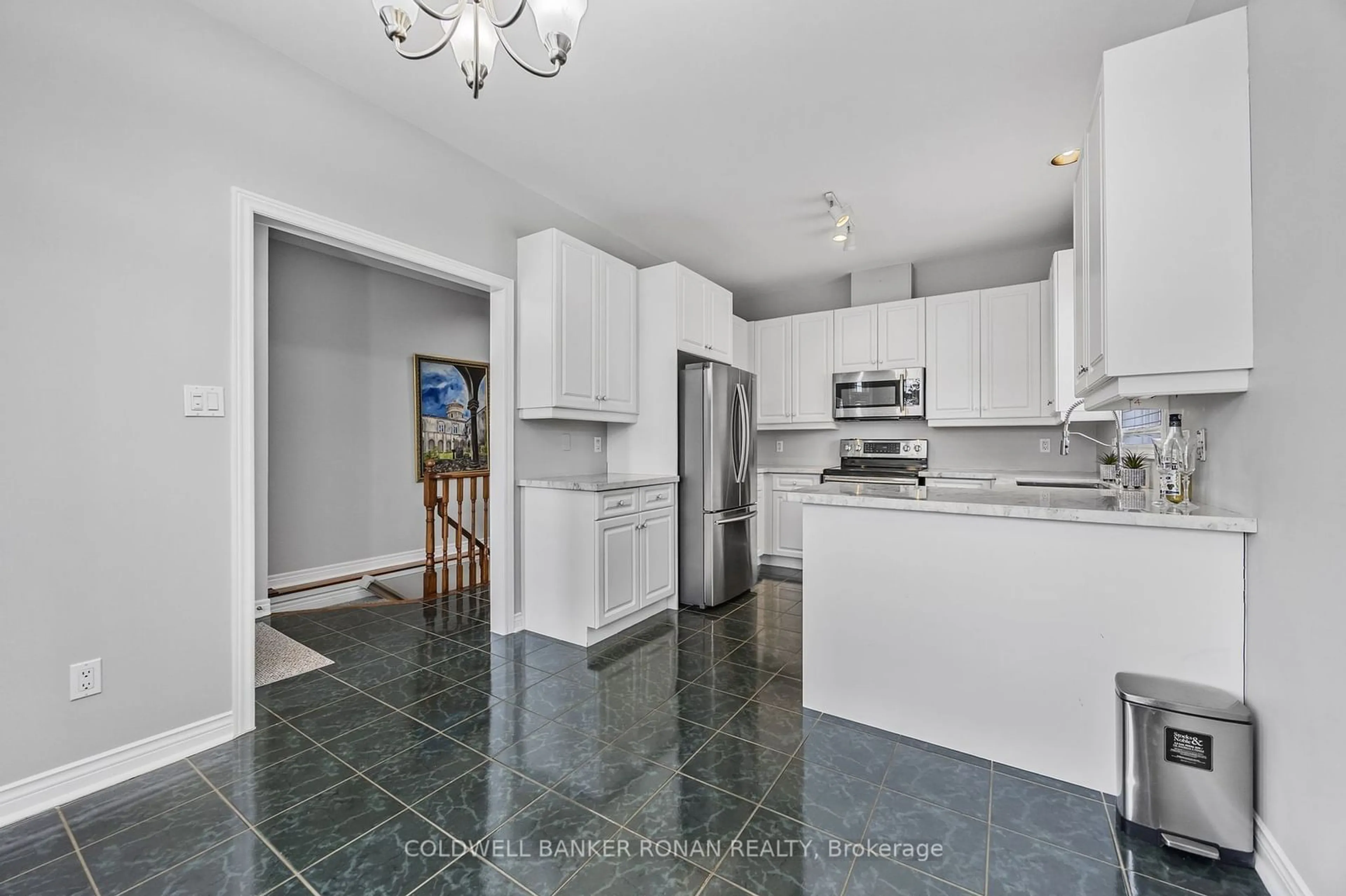 Open concept kitchen, ceramic/tile floor for 29 Briar Gate Way, New Tecumseth Ontario L9R 2A7