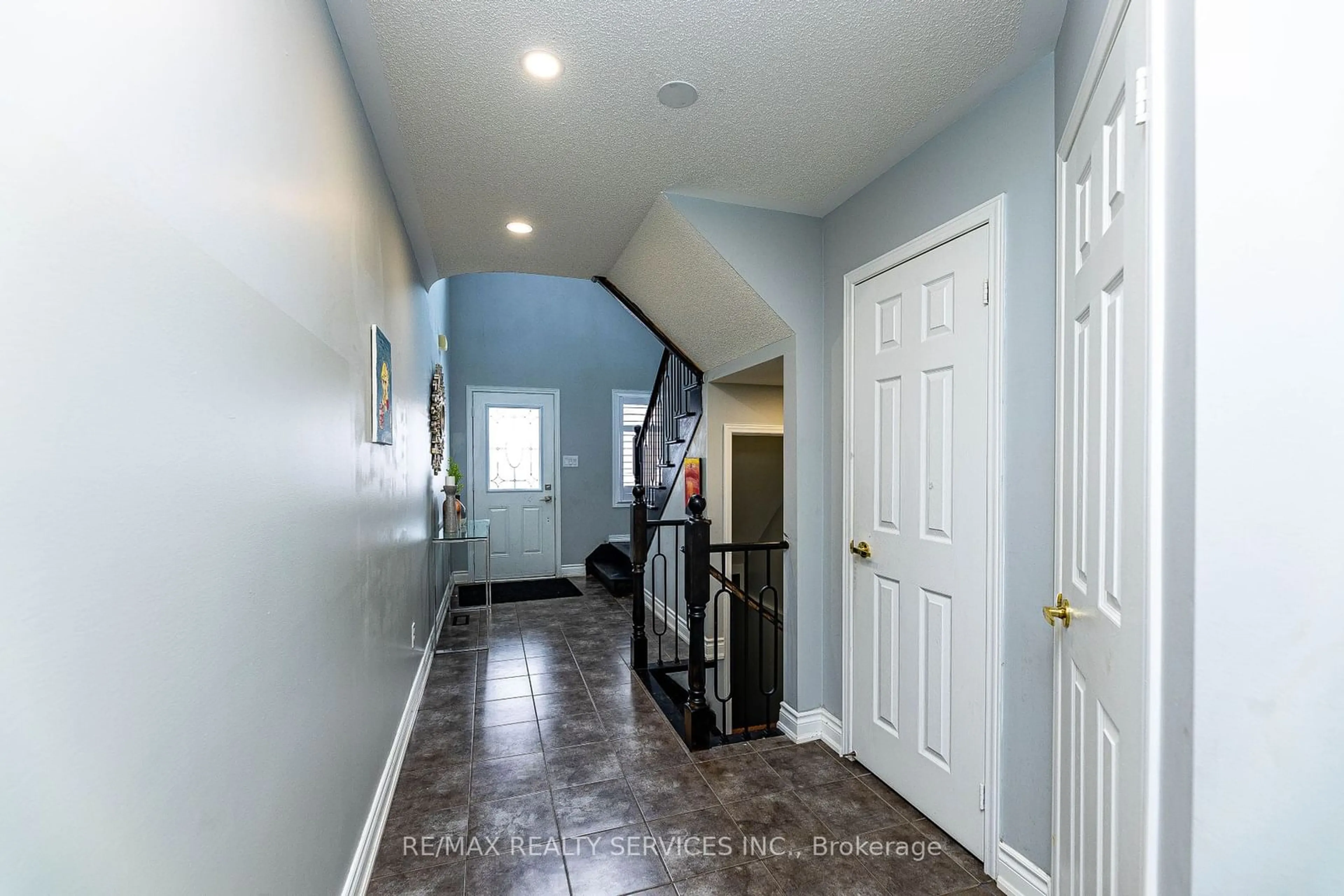 Indoor entryway for 153 Jonas Millway, Whitchurch-Stouffville Ontario L4A 0M9