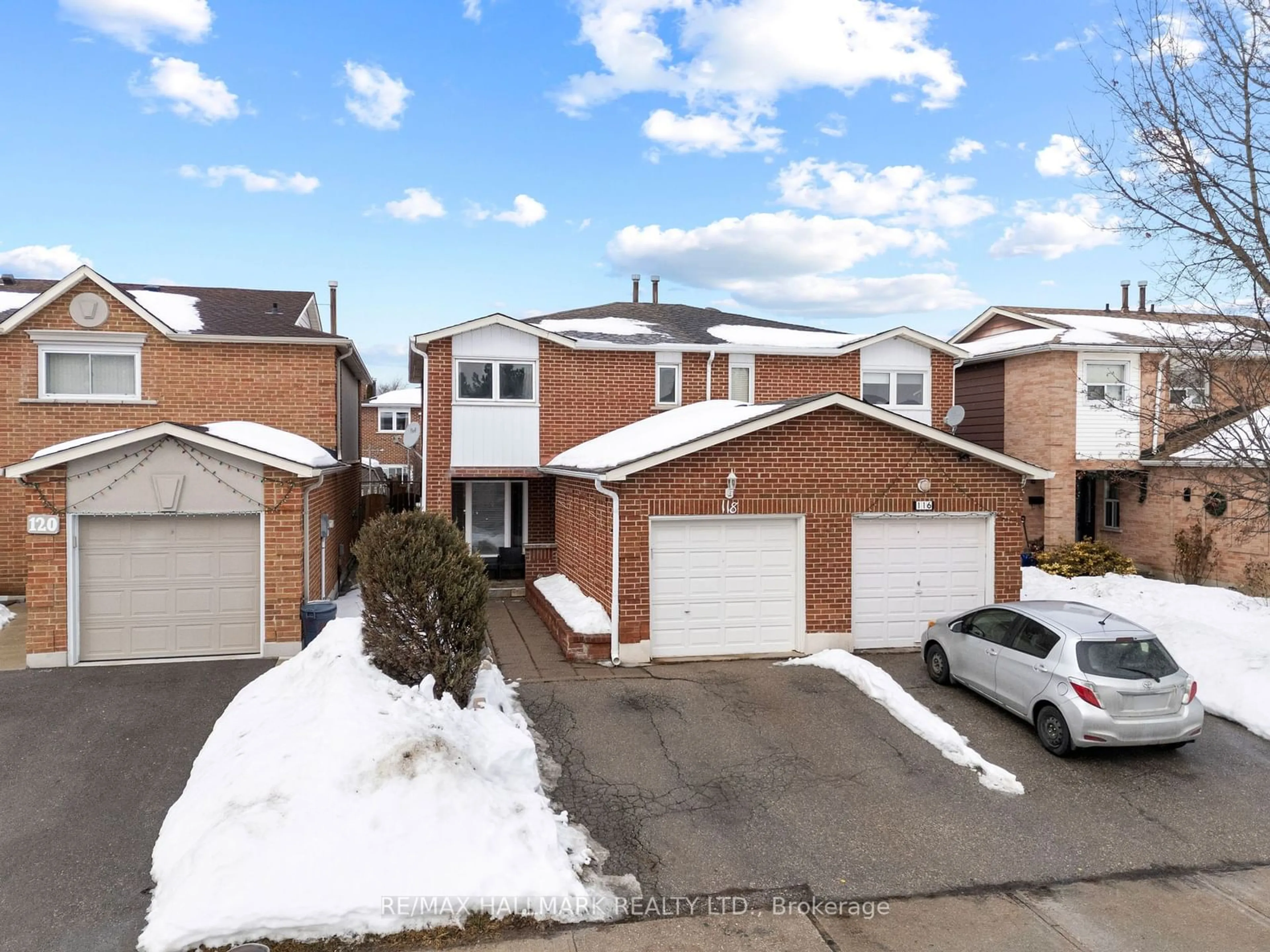 A pic from outside/outdoor area/front of a property/back of a property/a pic from drone, street for 118 Andrea Lane, Vaughan Ontario L4L 1E7