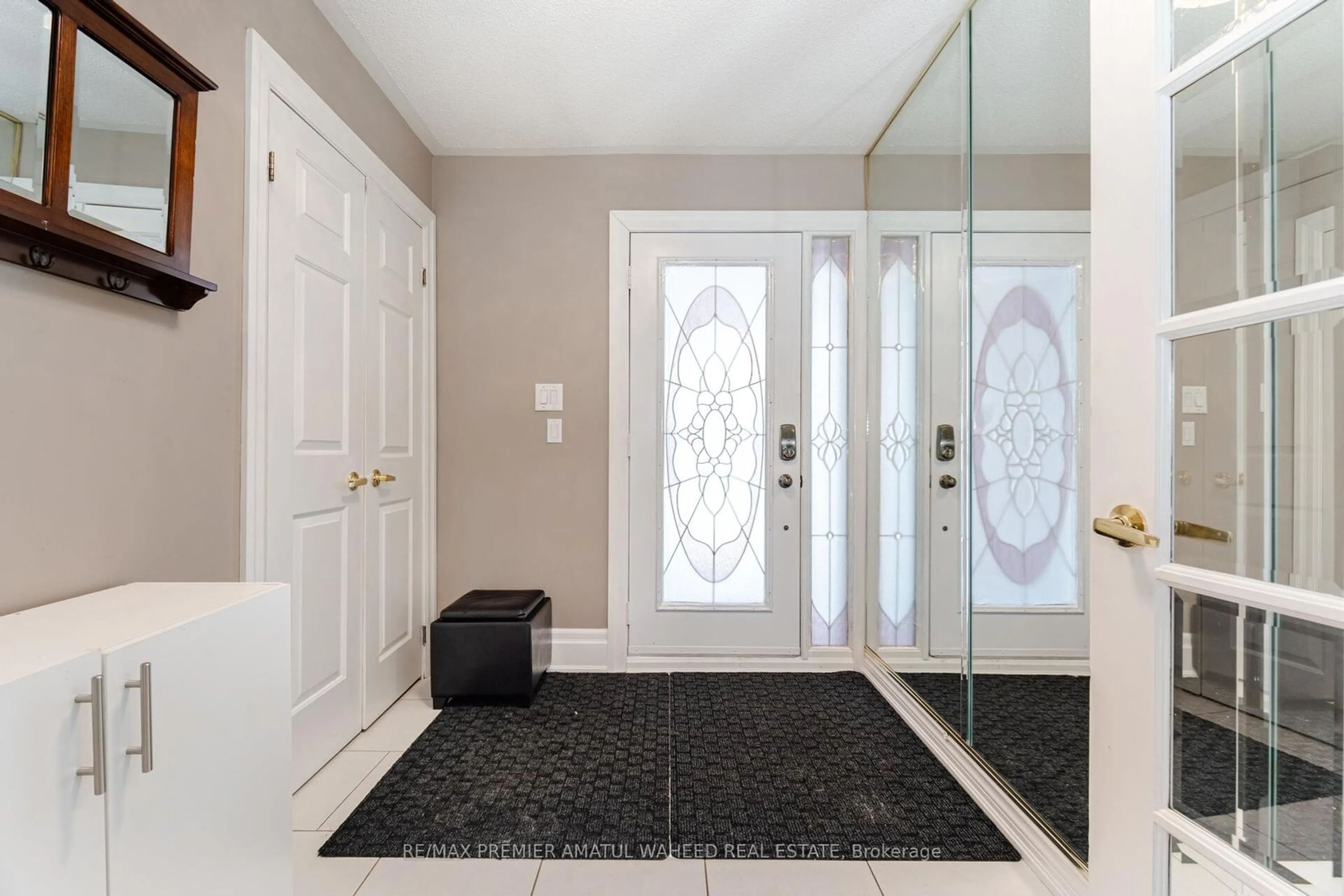 Indoor entryway for 166 Killian Rd, Vaughan Ontario L6A 1A8