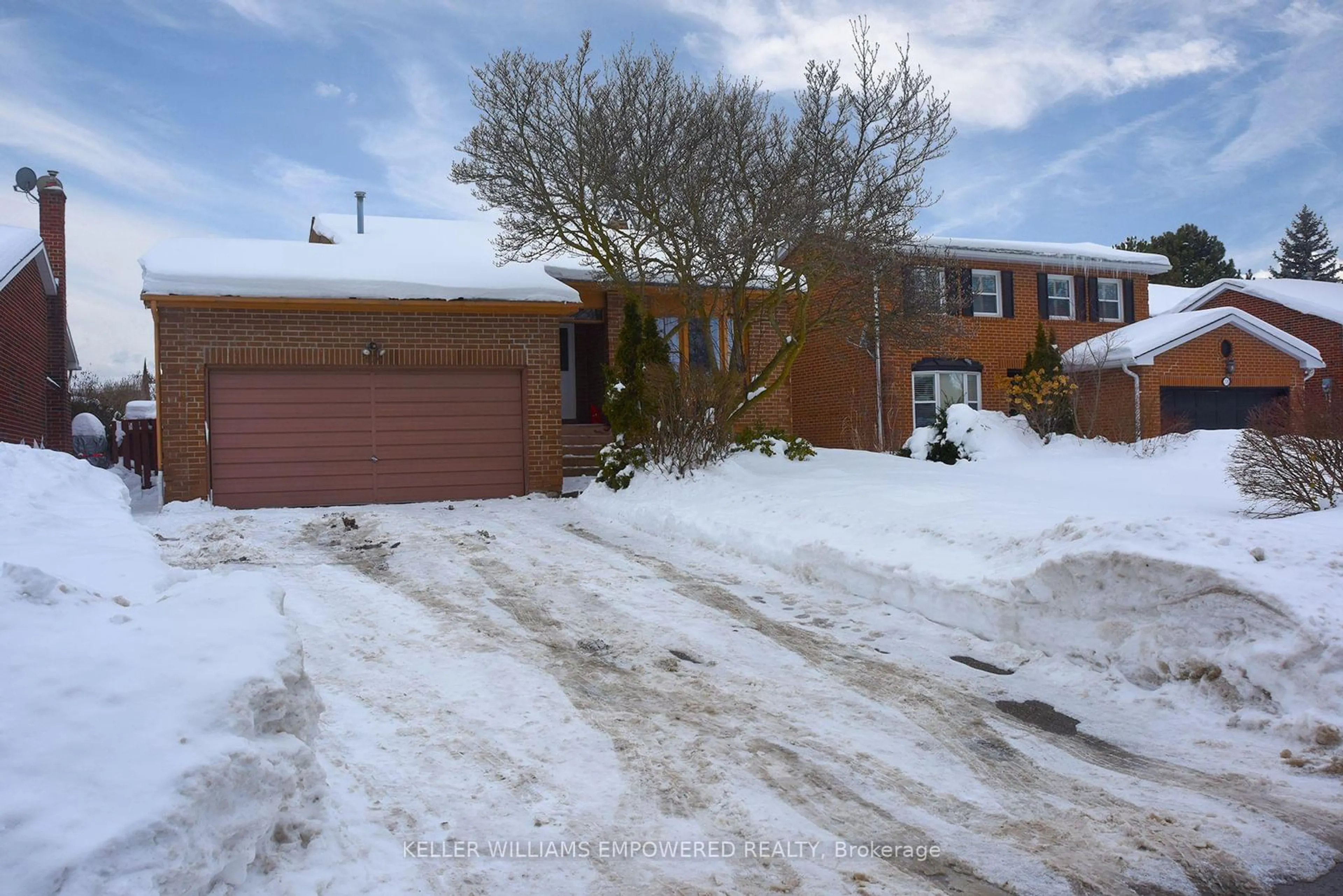 A pic from outside/outdoor area/front of a property/back of a property/a pic from drone, street for 204 HARRISON Dr, Newmarket Ontario L3Y 6B9