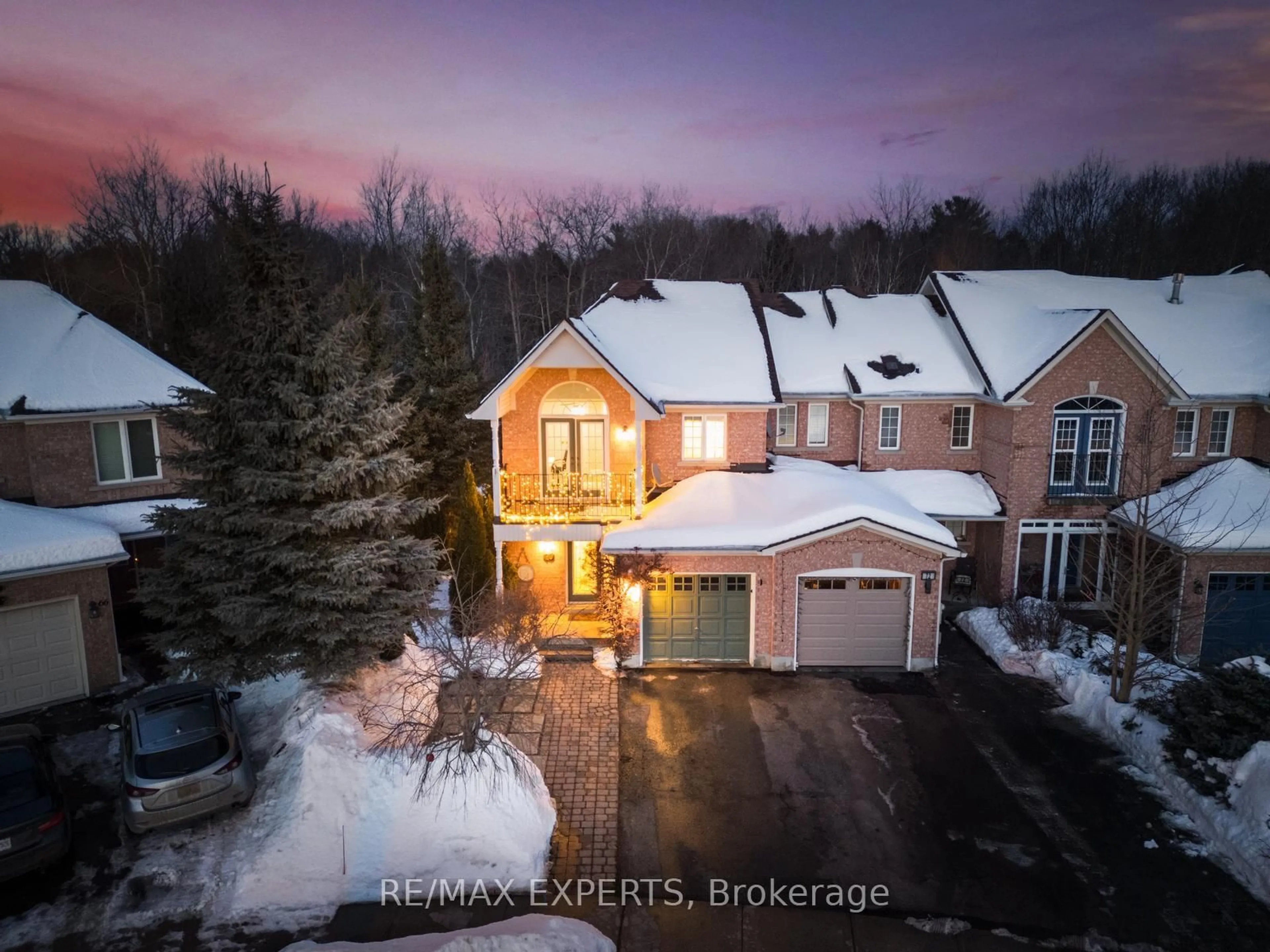 A pic from outside/outdoor area/front of a property/back of a property/a pic from drone, unknown for 70 Long Point Dr, Richmond Hill Ontario L4E 3Z8