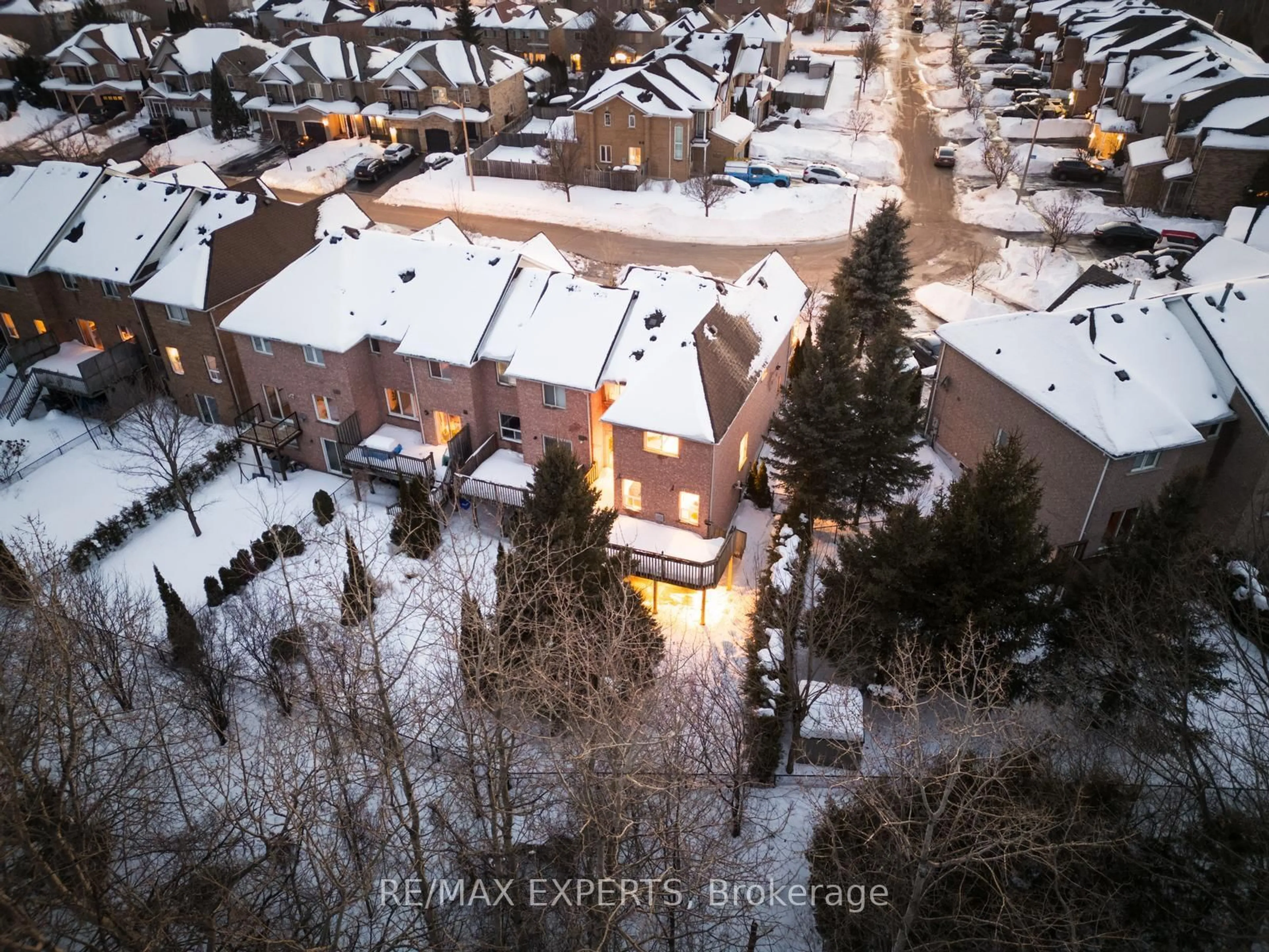 A pic from outside/outdoor area/front of a property/back of a property/a pic from drone, unknown for 70 Long Point Dr, Richmond Hill Ontario L4E 3Z8