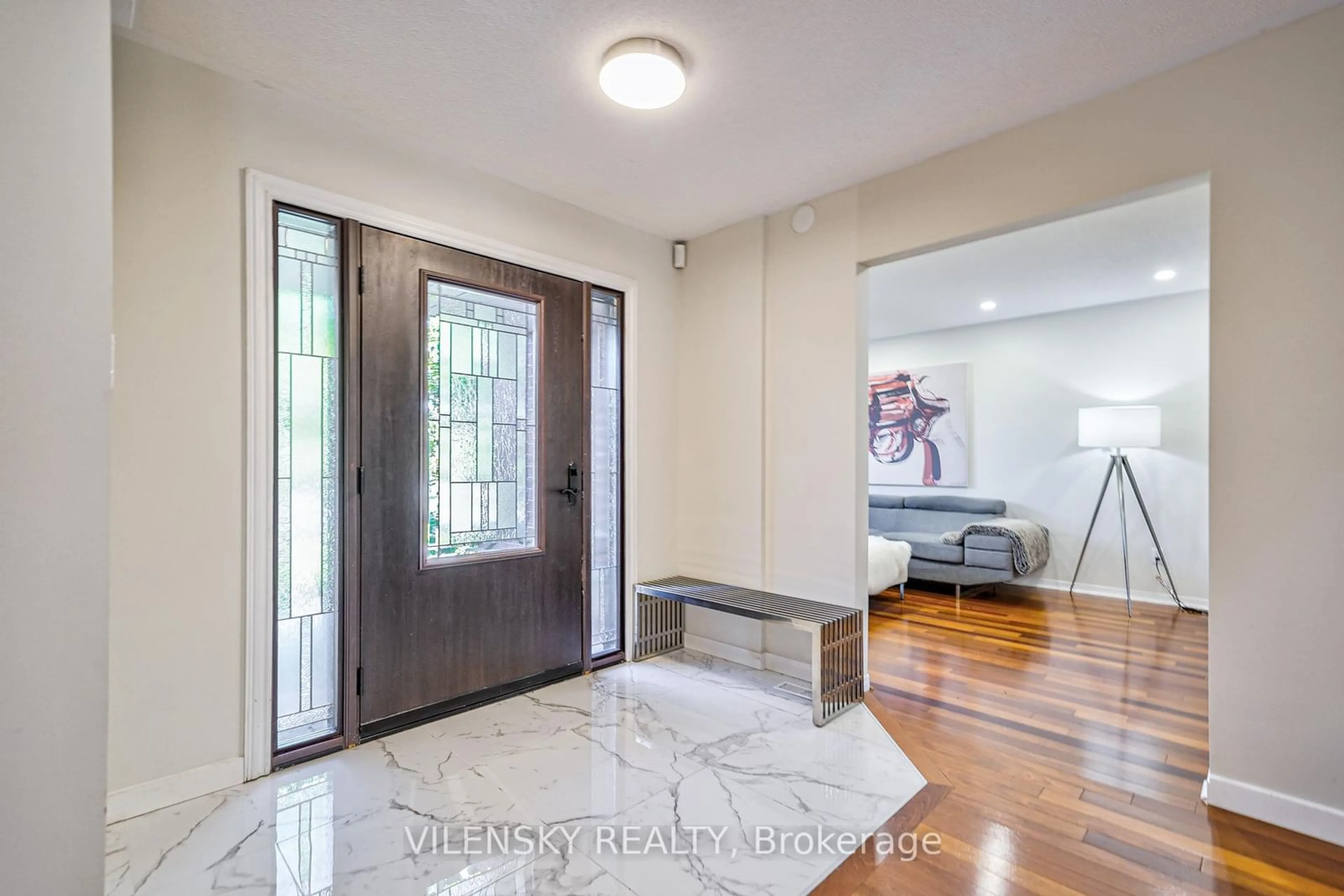 Indoor entryway for 279 Mcclellan Way, Aurora Ontario L4G 6P2