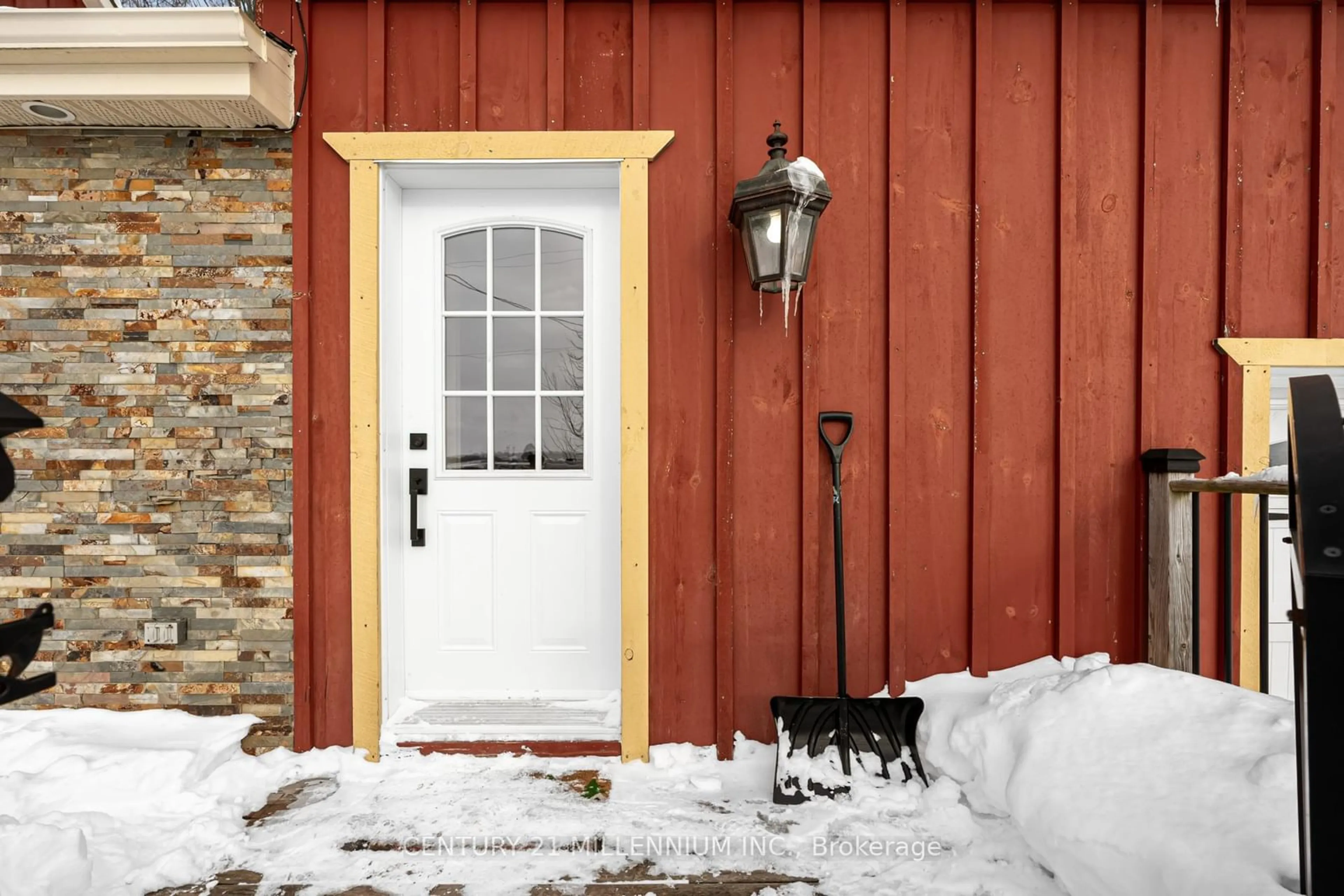 Indoor entryway for 5065 Tenth Line, New Tecumseth Ontario L0G 1A0