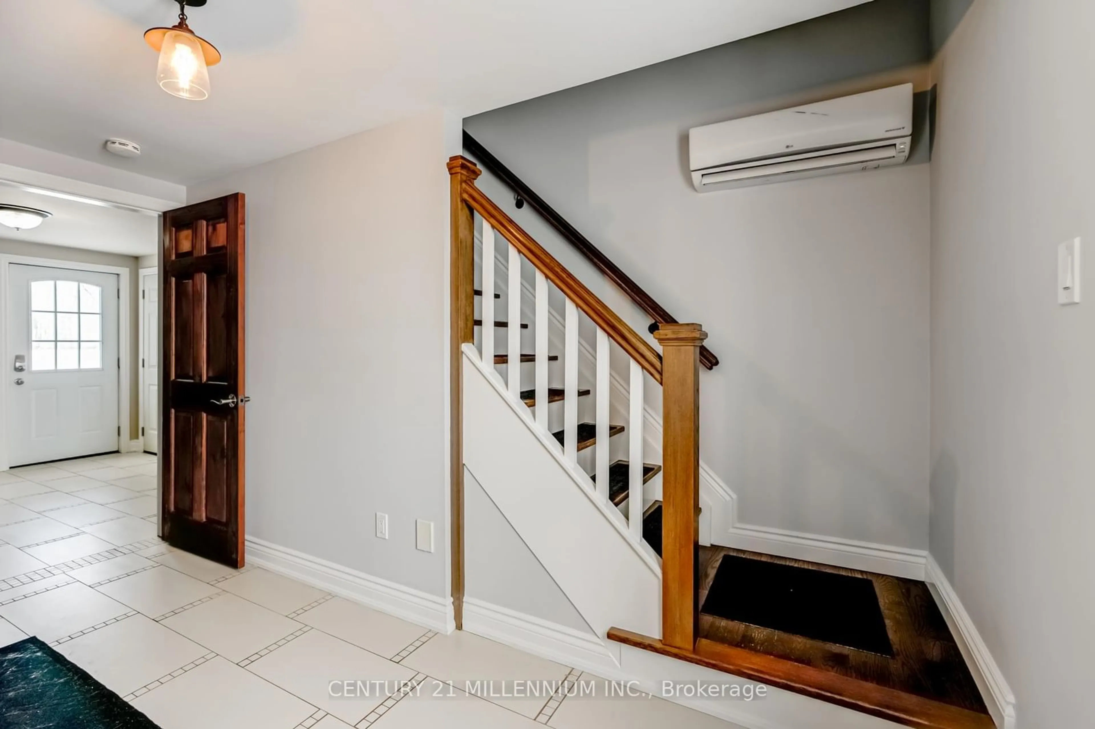 Indoor entryway for 5065 Tenth Line, New Tecumseth Ontario L0G 1A0