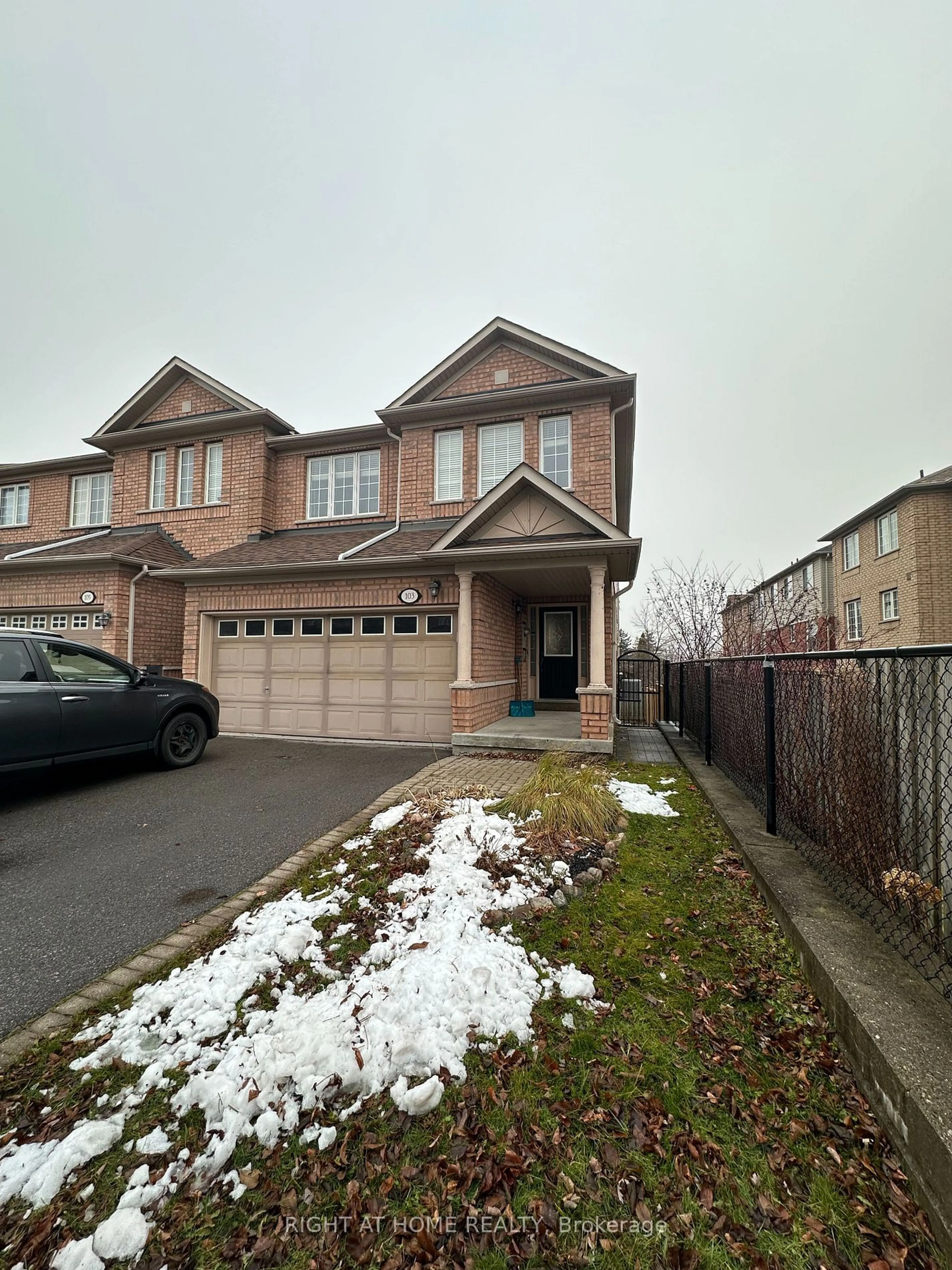 A pic from outside/outdoor area/front of a property/back of a property/a pic from drone, street for 103 Millcliff Circ, Aurora Ontario L4G 7P1