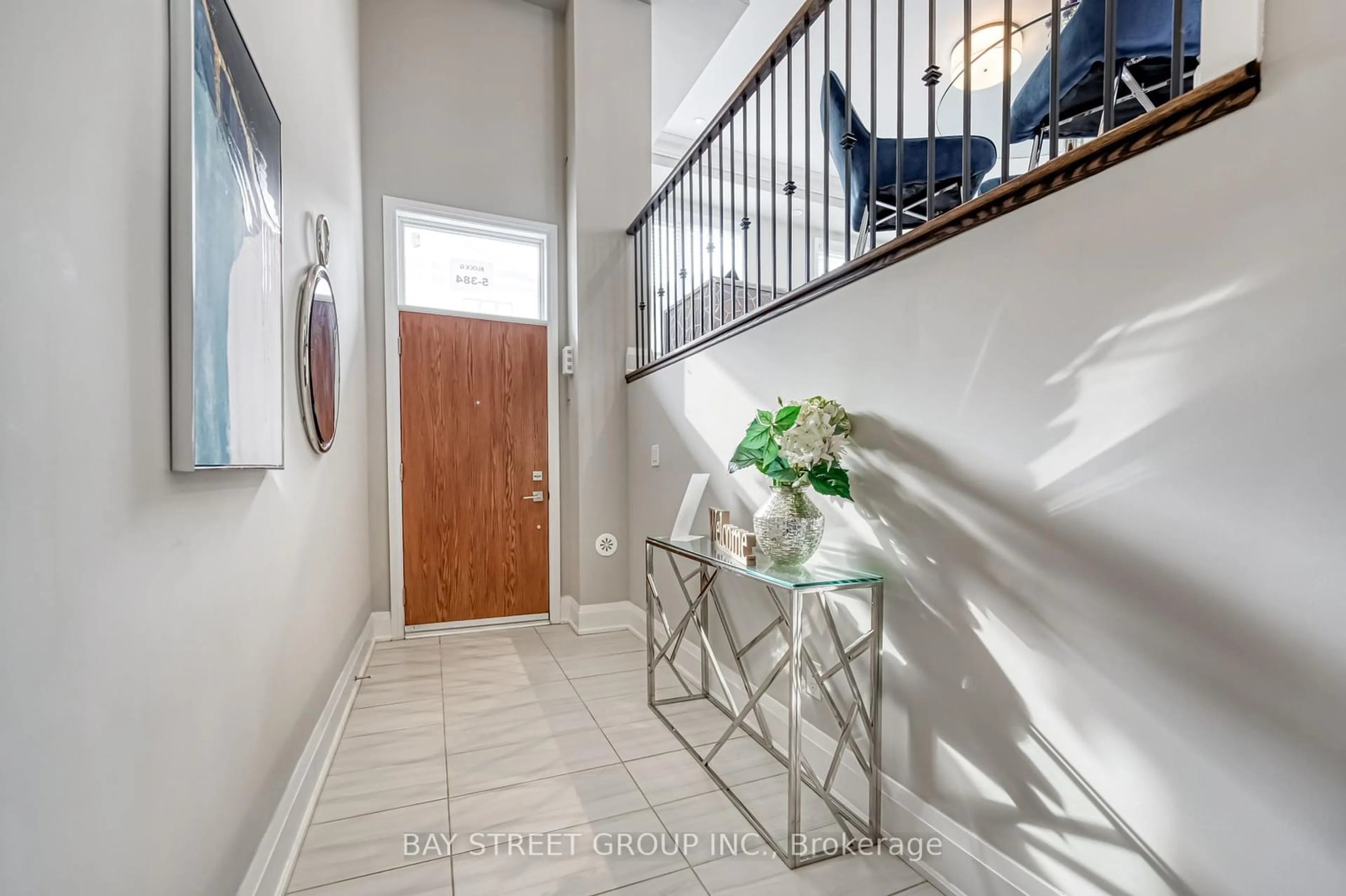 Indoor entryway for 384 Highway 7 #TH5, Richmond Hill Ontario L4B 0G5