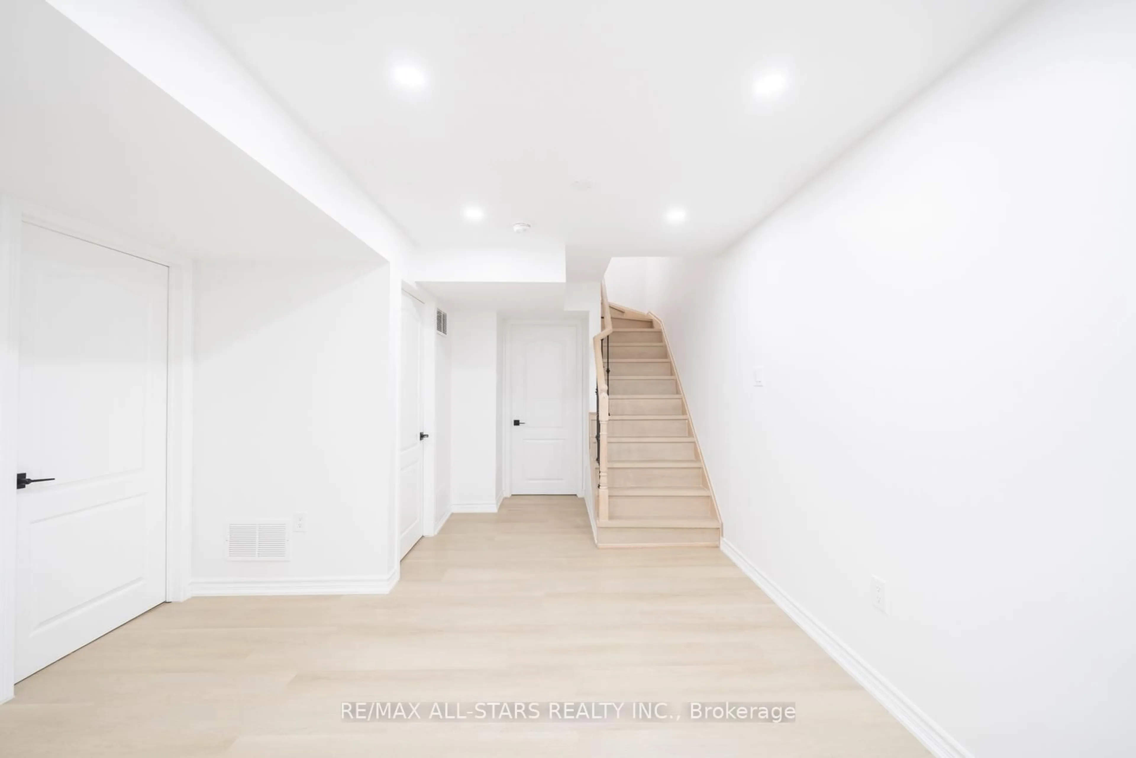 Indoor foyer for 234 Sandale Rd, Whitchurch-Stouffville Ontario L4A 0Y4