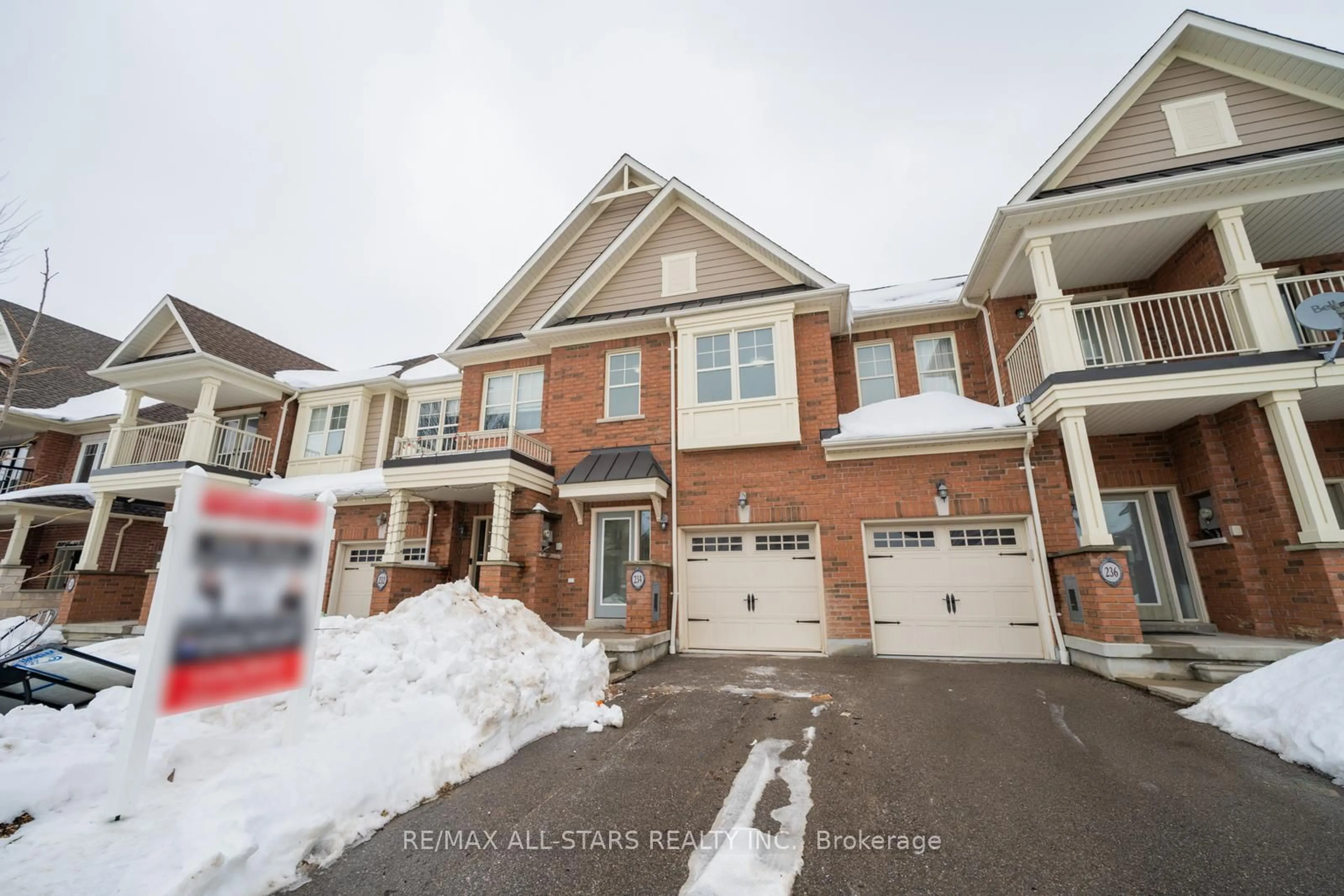 A pic from outside/outdoor area/front of a property/back of a property/a pic from drone, street for 234 Sandale Rd, Whitchurch-Stouffville Ontario L4A 0Y4