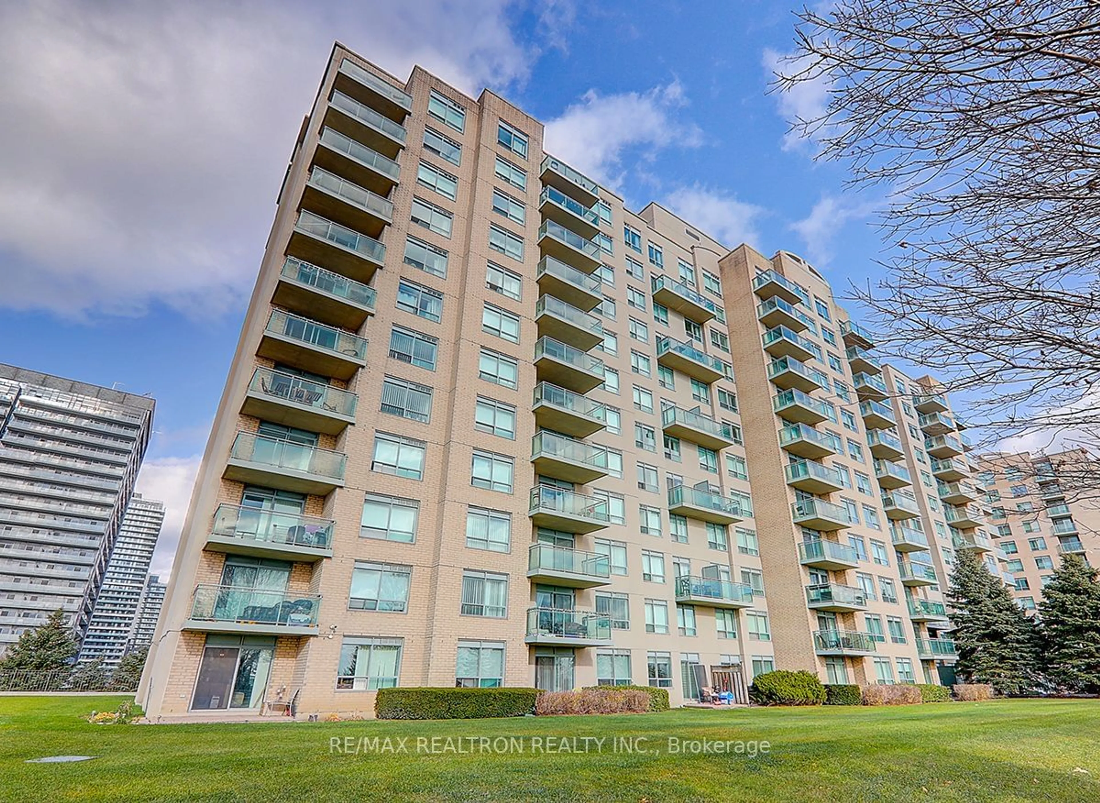 A pic from outside/outdoor area/front of a property/back of a property/a pic from drone, building for 39 Oneida Cres #306, Richmond Hill Ontario L4B 4T9