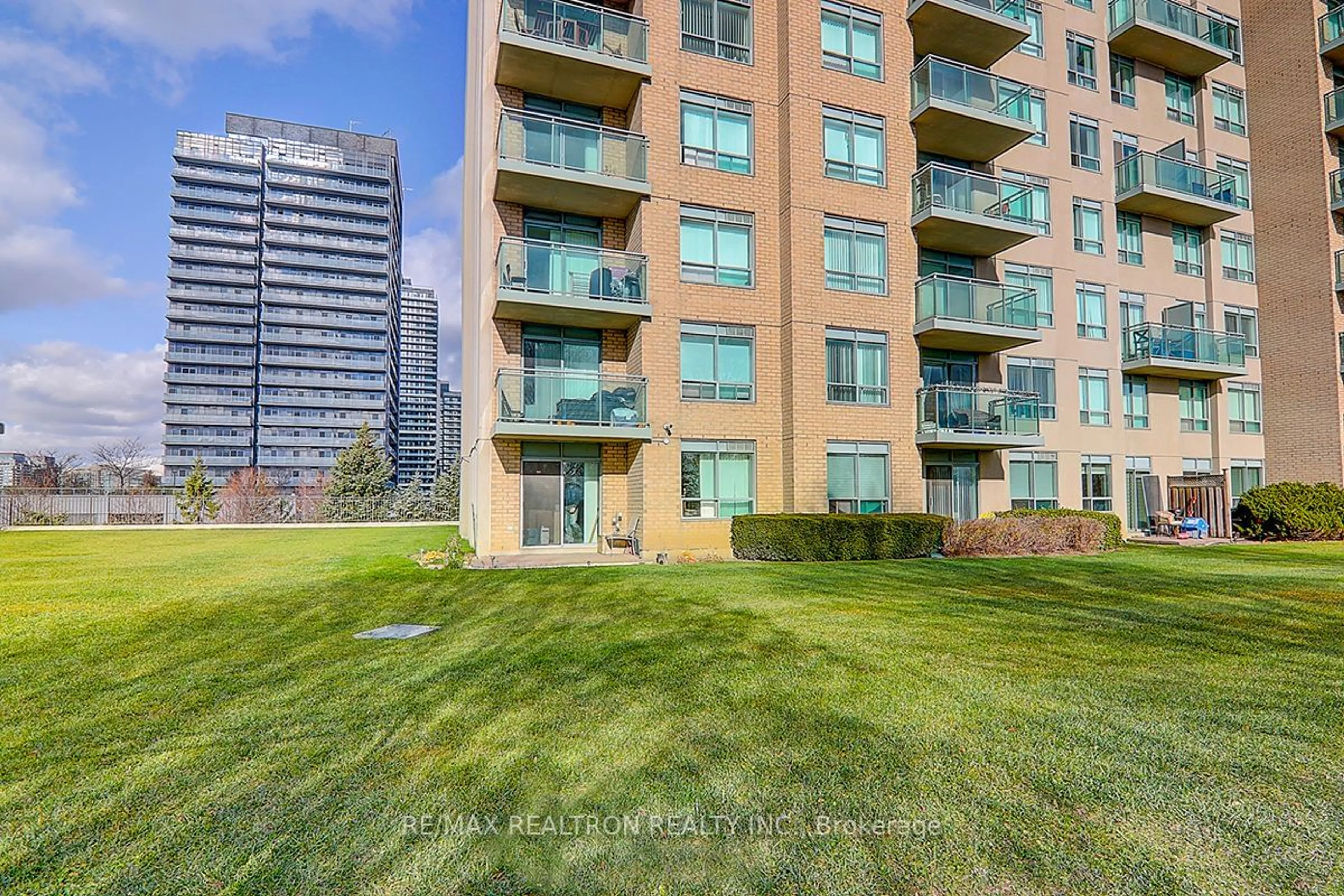 A pic from outside/outdoor area/front of a property/back of a property/a pic from drone, water/lake/river/ocean view for 39 Oneida Cres #306, Richmond Hill Ontario L4B 4T9