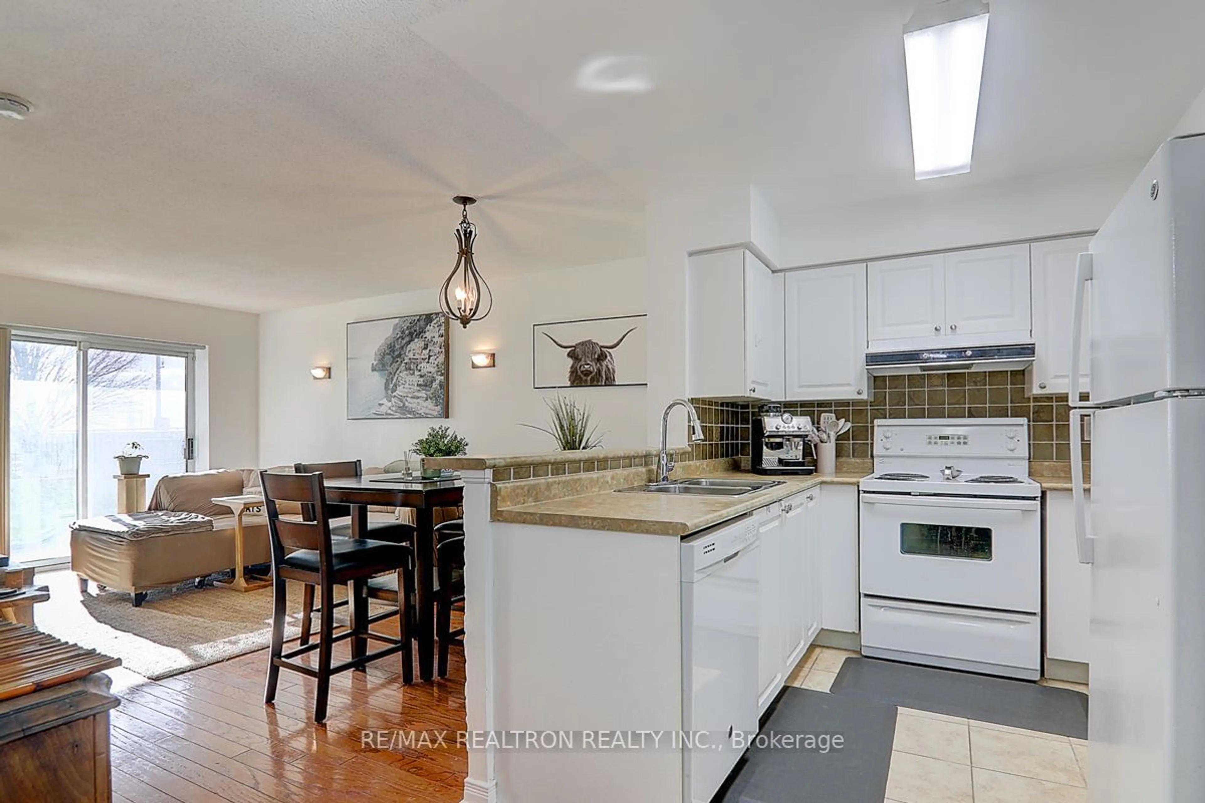 Open concept kitchen, ceramic/tile floor for 39 Oneida Cres #306, Richmond Hill Ontario L4B 4T9