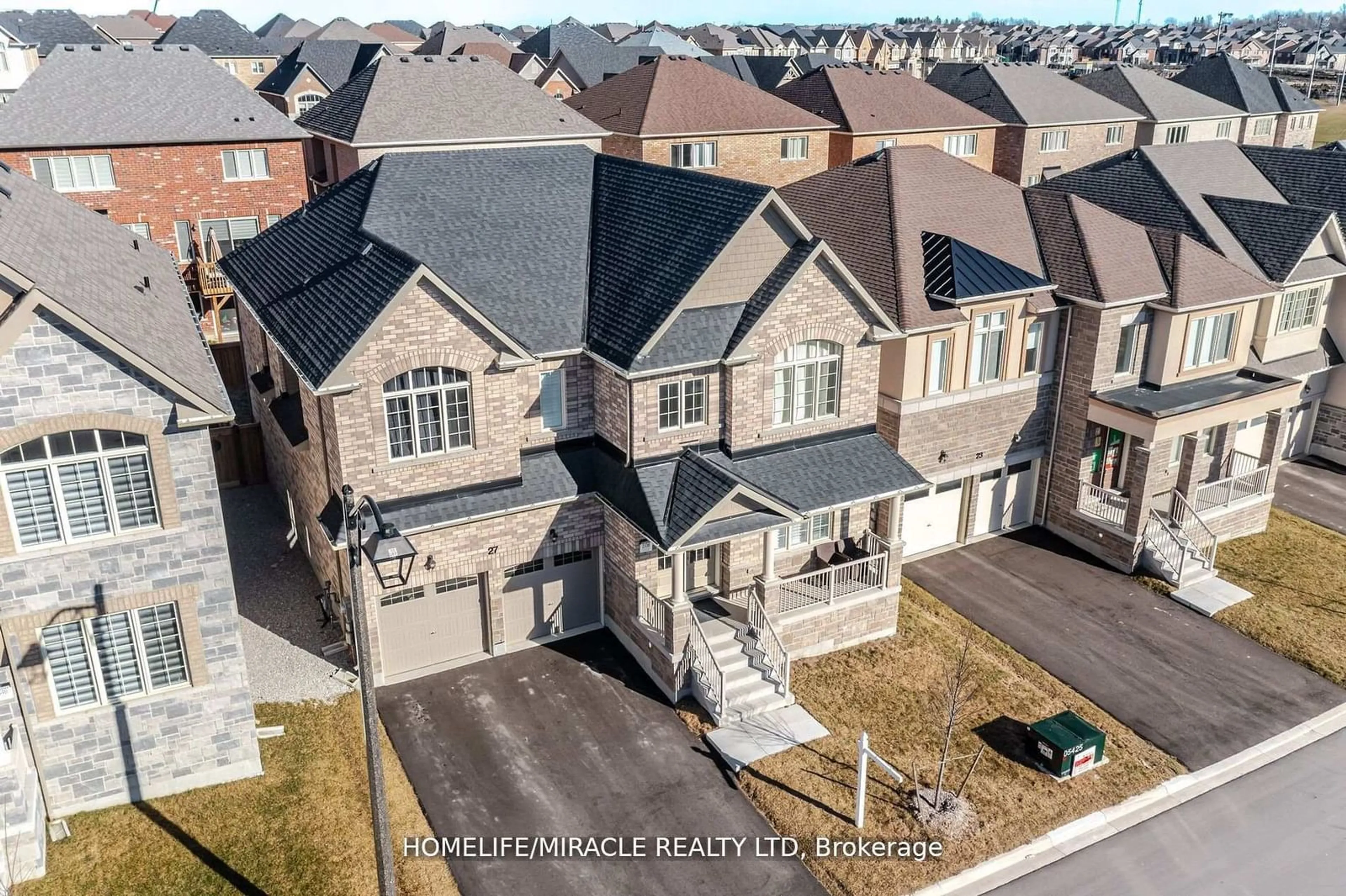 A pic from outside/outdoor area/front of a property/back of a property/a pic from drone, street for 27 Balsdon Hllw, East Gwillimbury Ontario L9N 0Y7