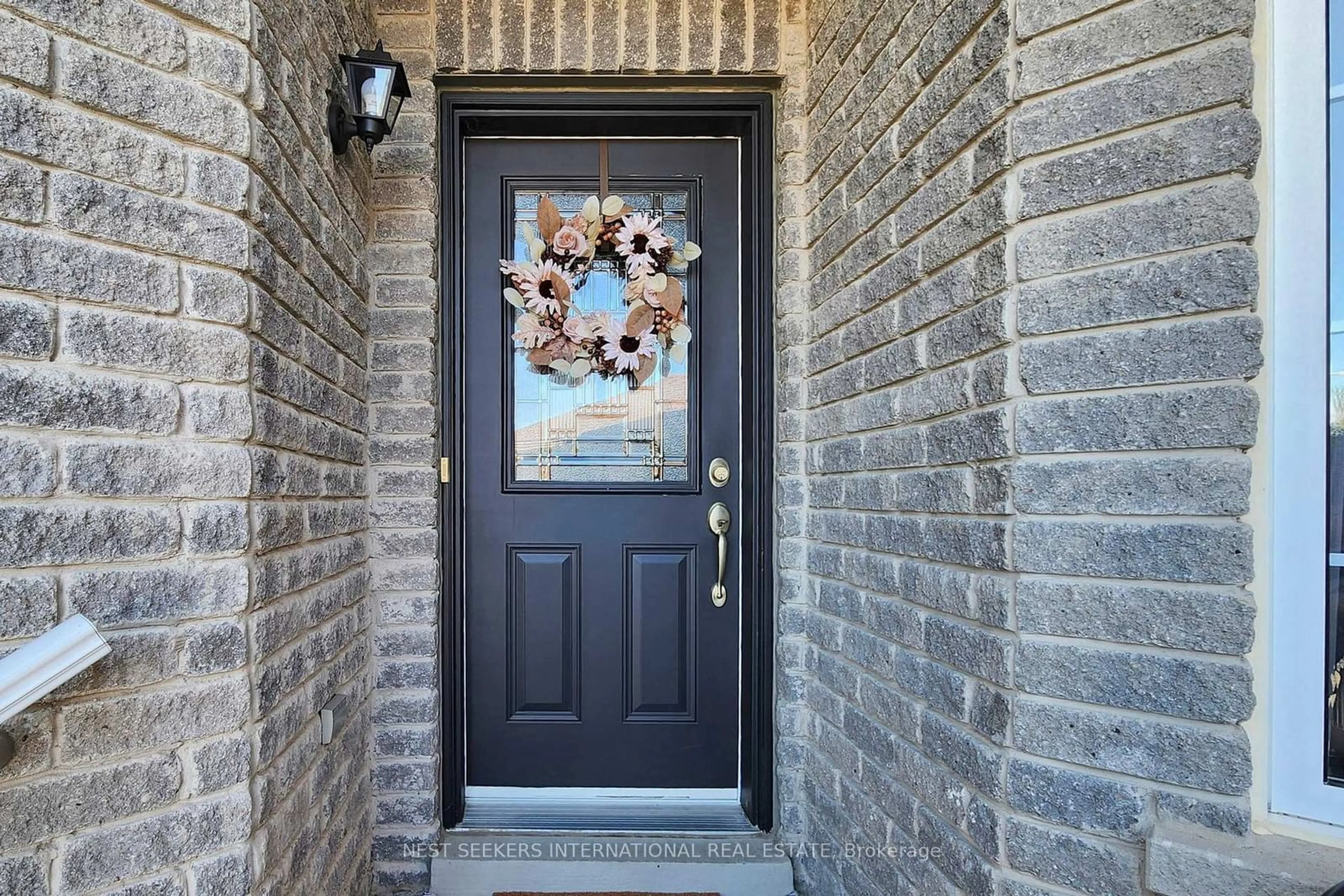 Indoor entryway for 1847 Swan St, Innisfil Ontario L9S 0B2