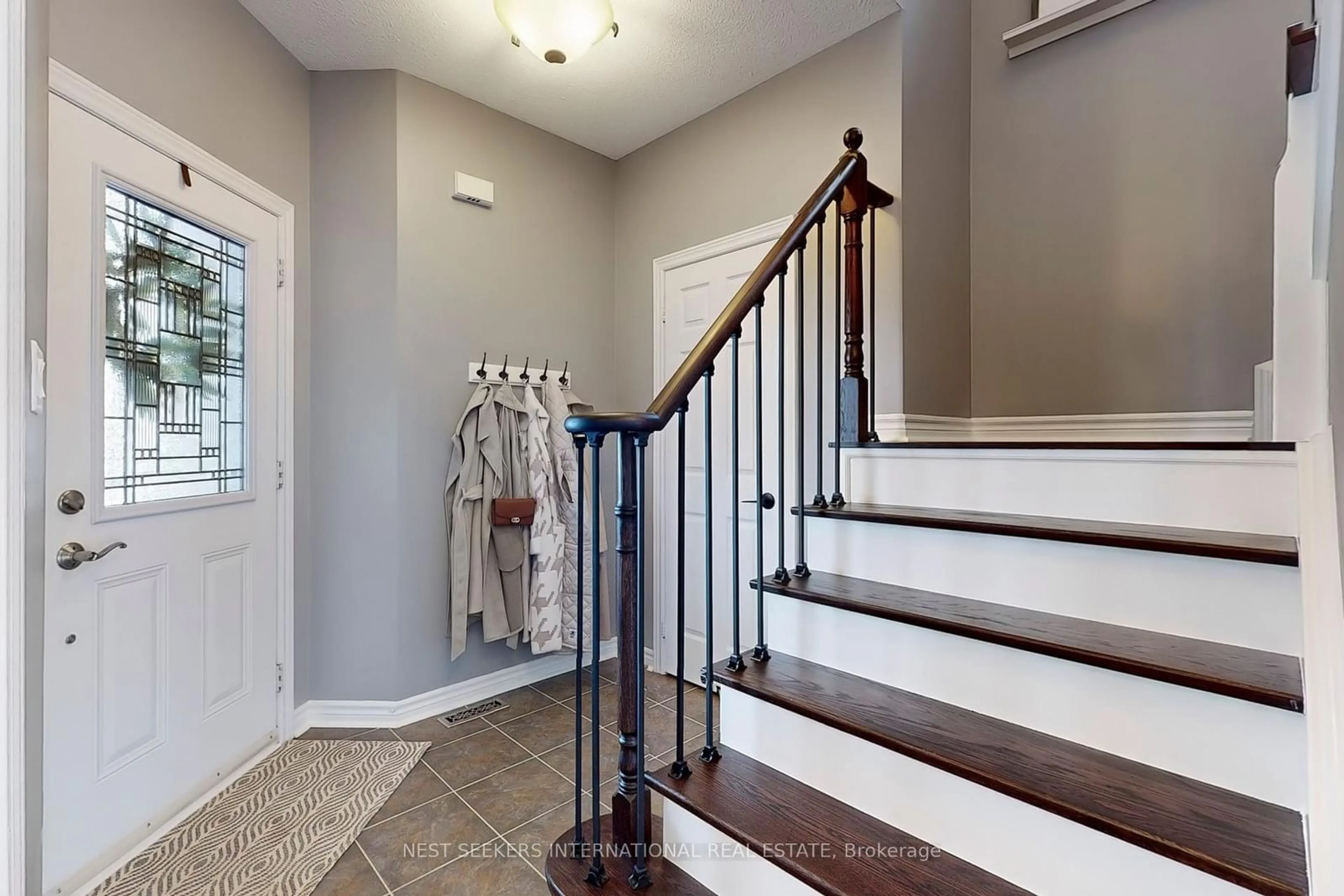 Indoor entryway for 1847 Swan St, Innisfil Ontario L9S 0B2