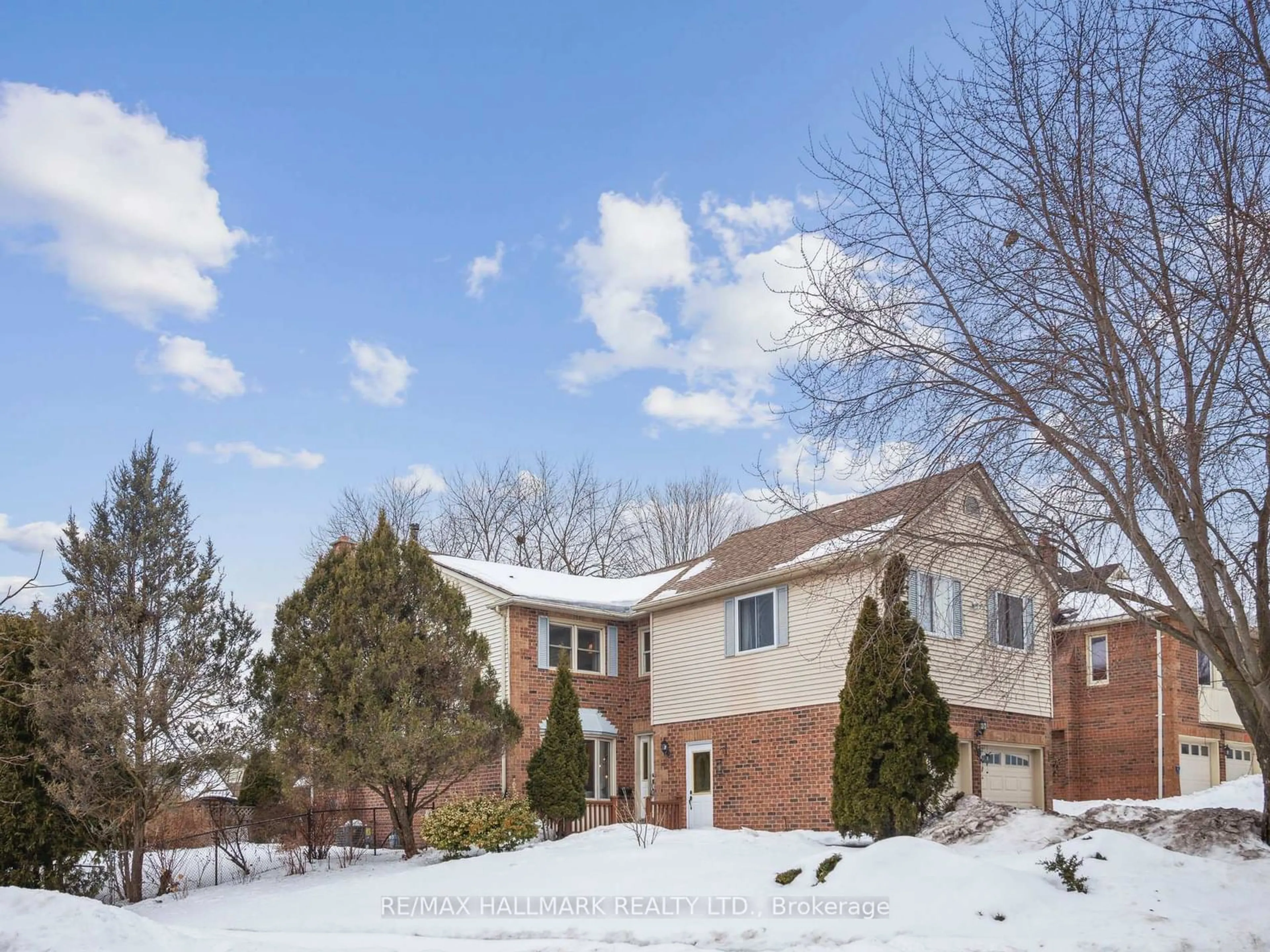 Home with brick exterior material, mountain view for 39 Peevers Cres, Newmarket Ontario L3Y 7T2