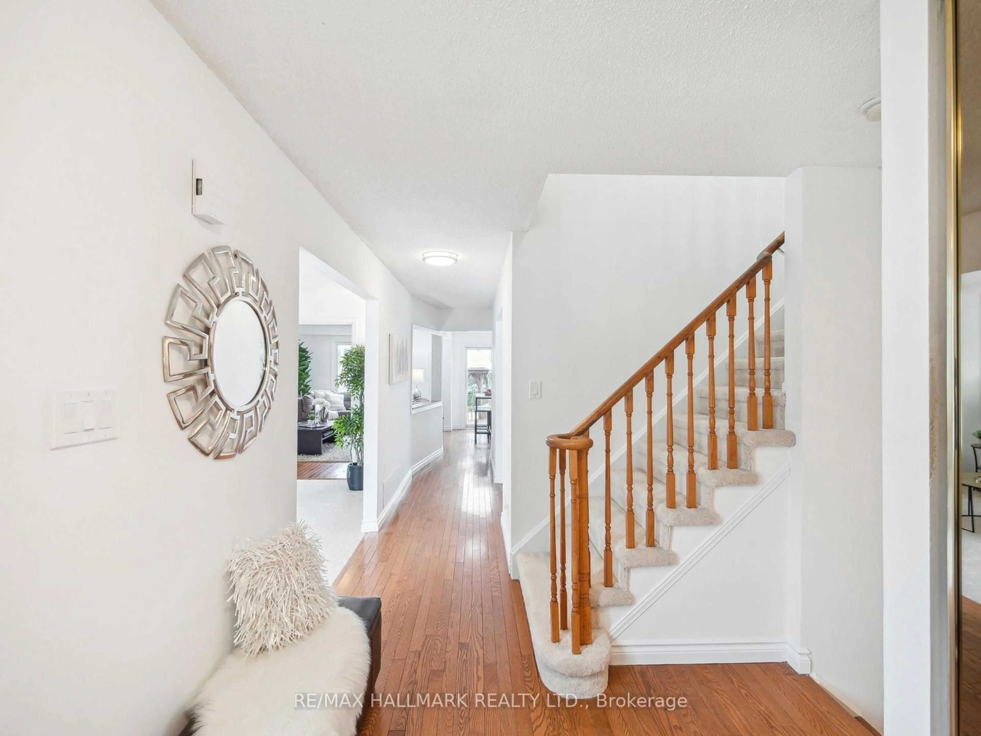 Indoor entryway for 39 Peevers Cres, Newmarket Ontario L3Y 7T2