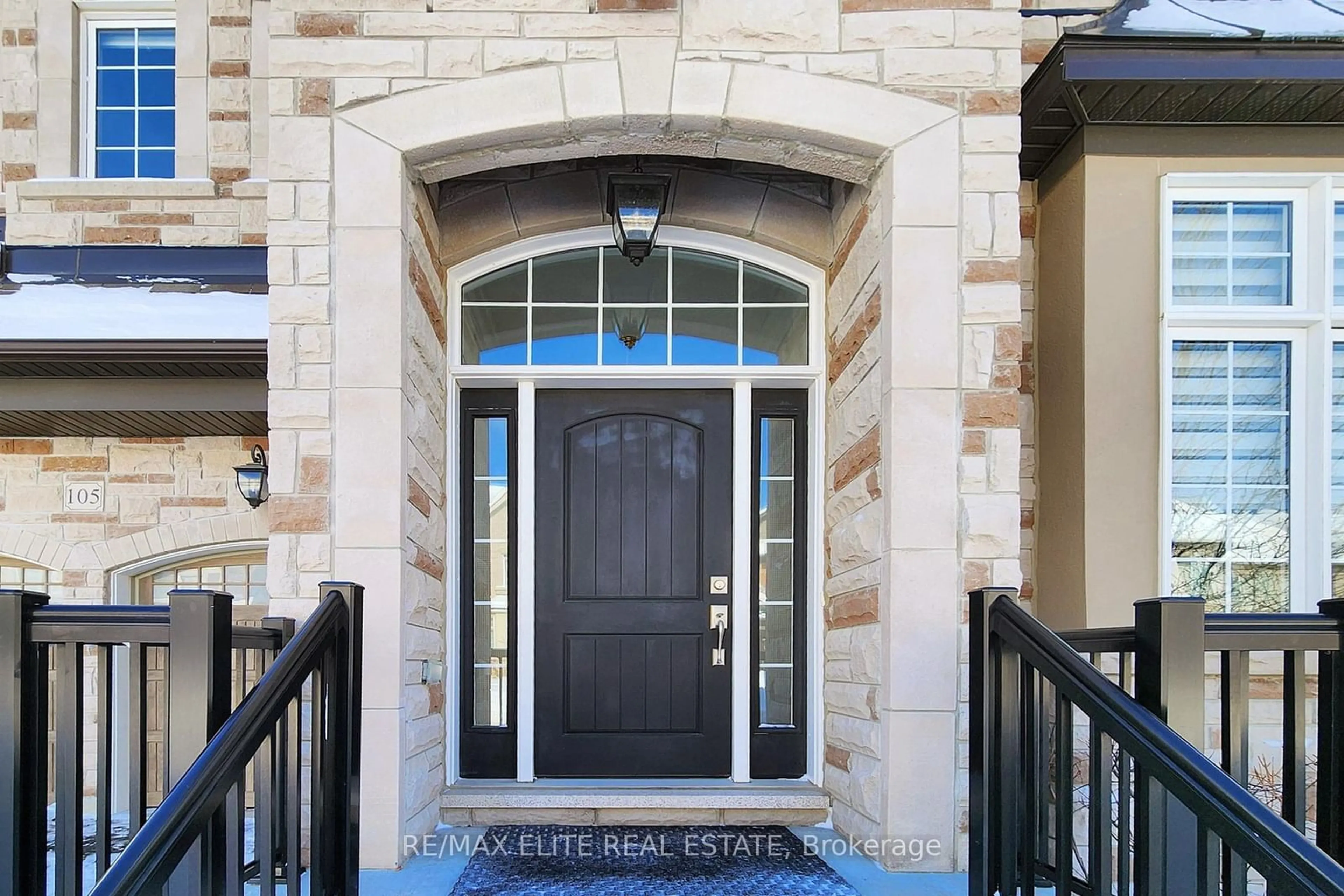 Indoor entryway for 105 Bridgepointe Crt, Aurora Ontario L4G 3H8