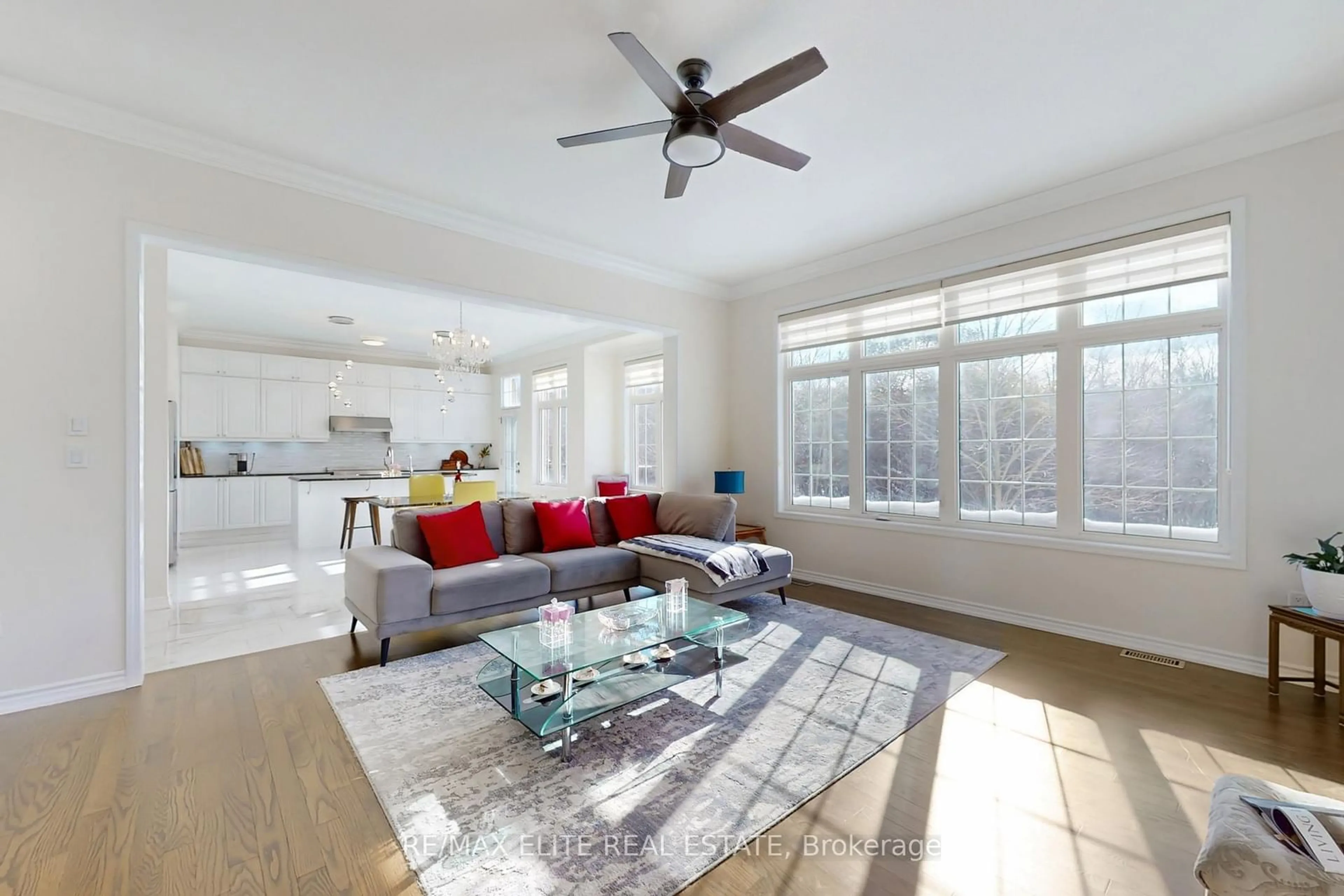 Living room with furniture, ceramic/tile floor for 105 Bridgepointe Crt, Aurora Ontario L4G 3H8