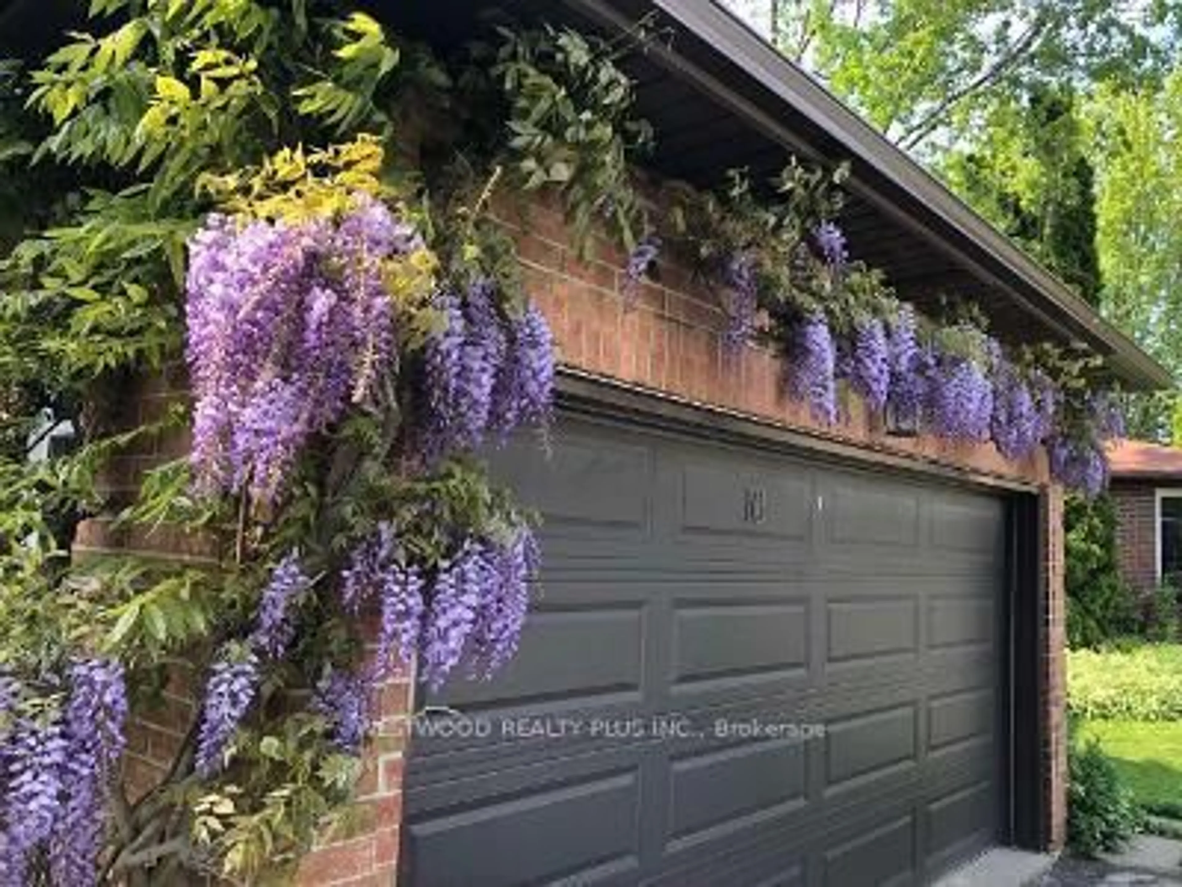 Indoor garage for 16 Mccallum Dr, Richmond Hill Ontario L4C 7T3