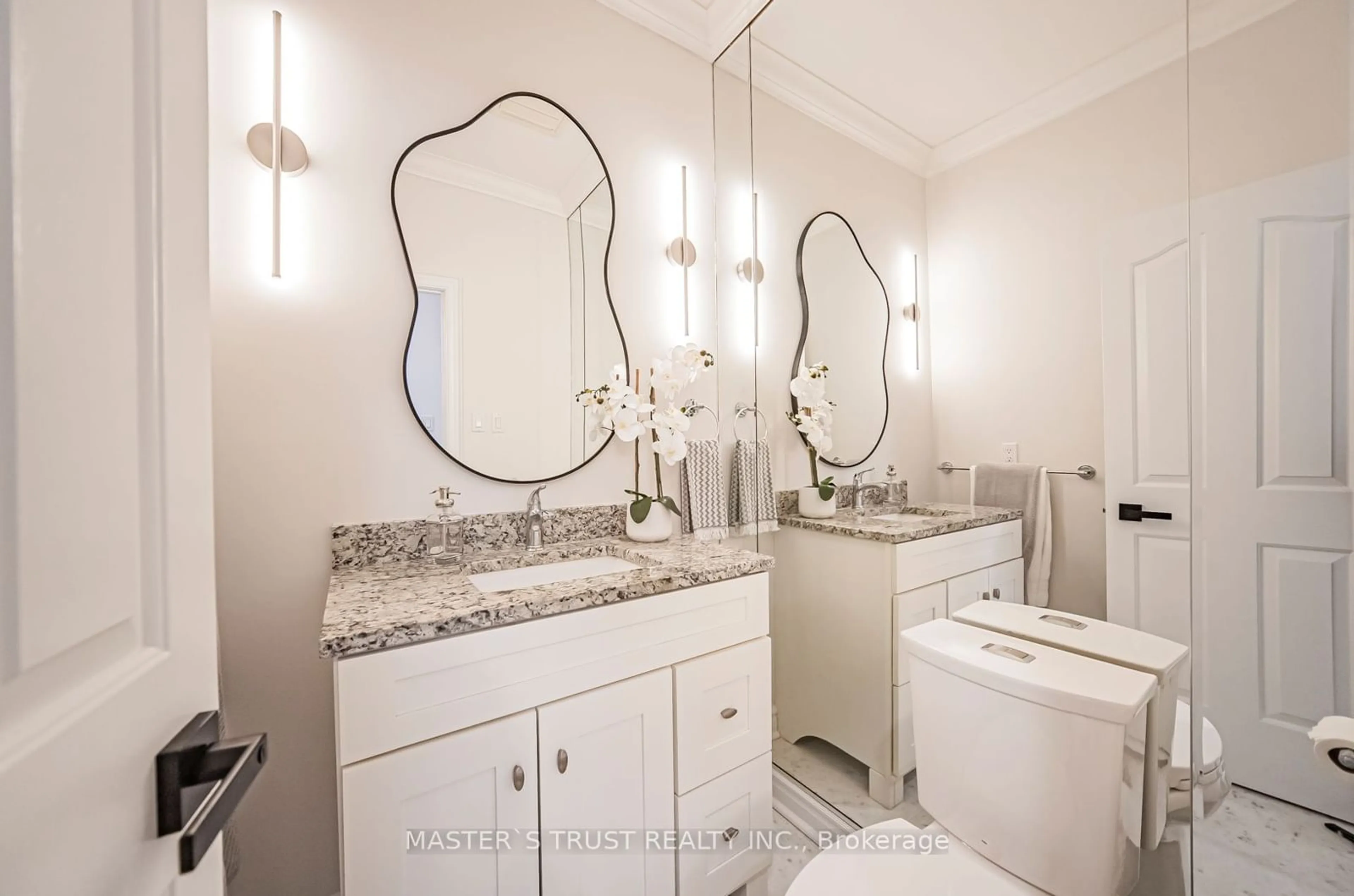 Contemporary bathroom, ceramic/tile floor for 21 Southgate Cres, Richmond Hill Ontario L4B 2E4