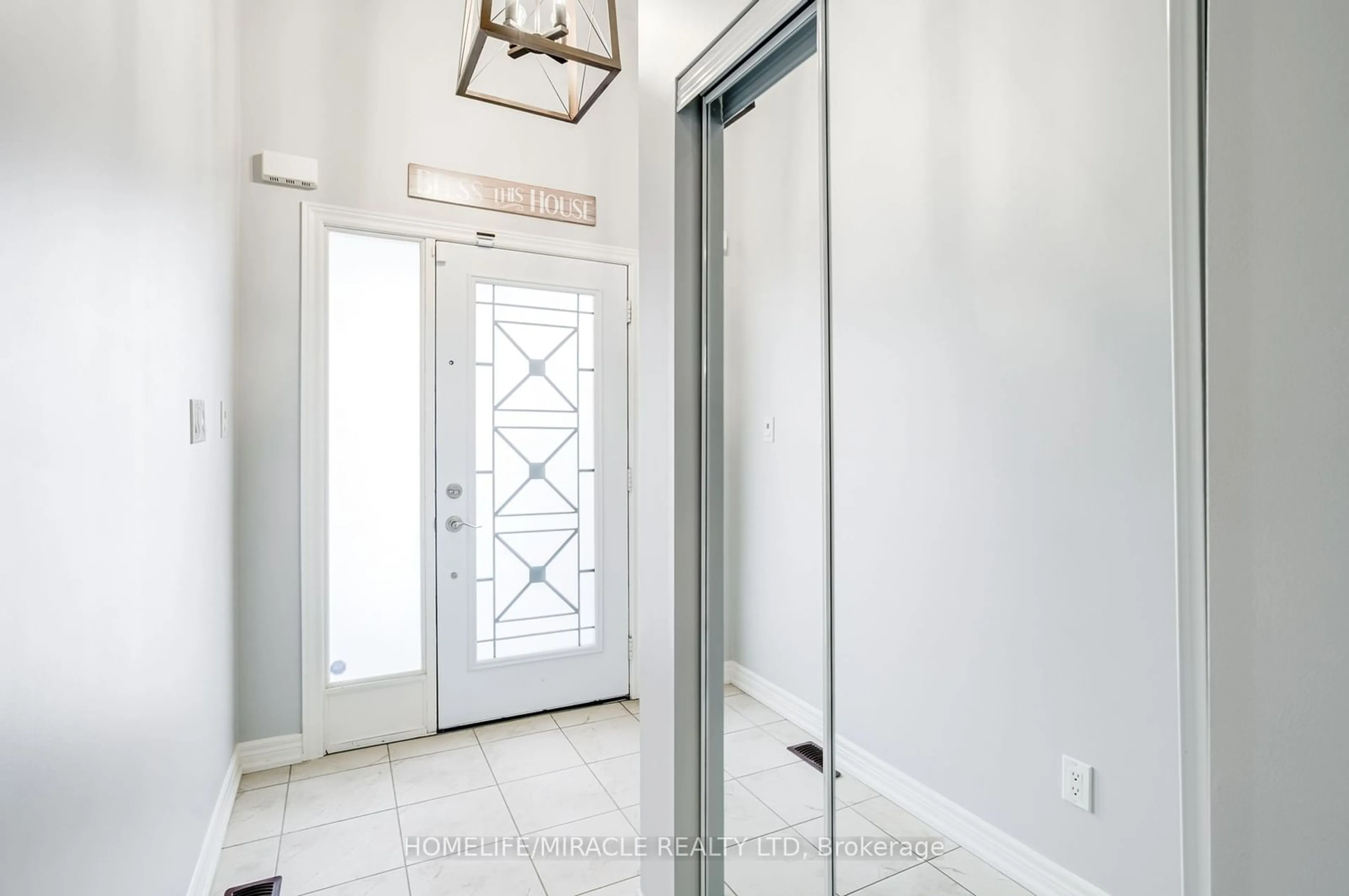 Indoor entryway for 36 Hoard Ave, New Tecumseth Ontario L9R 0M3