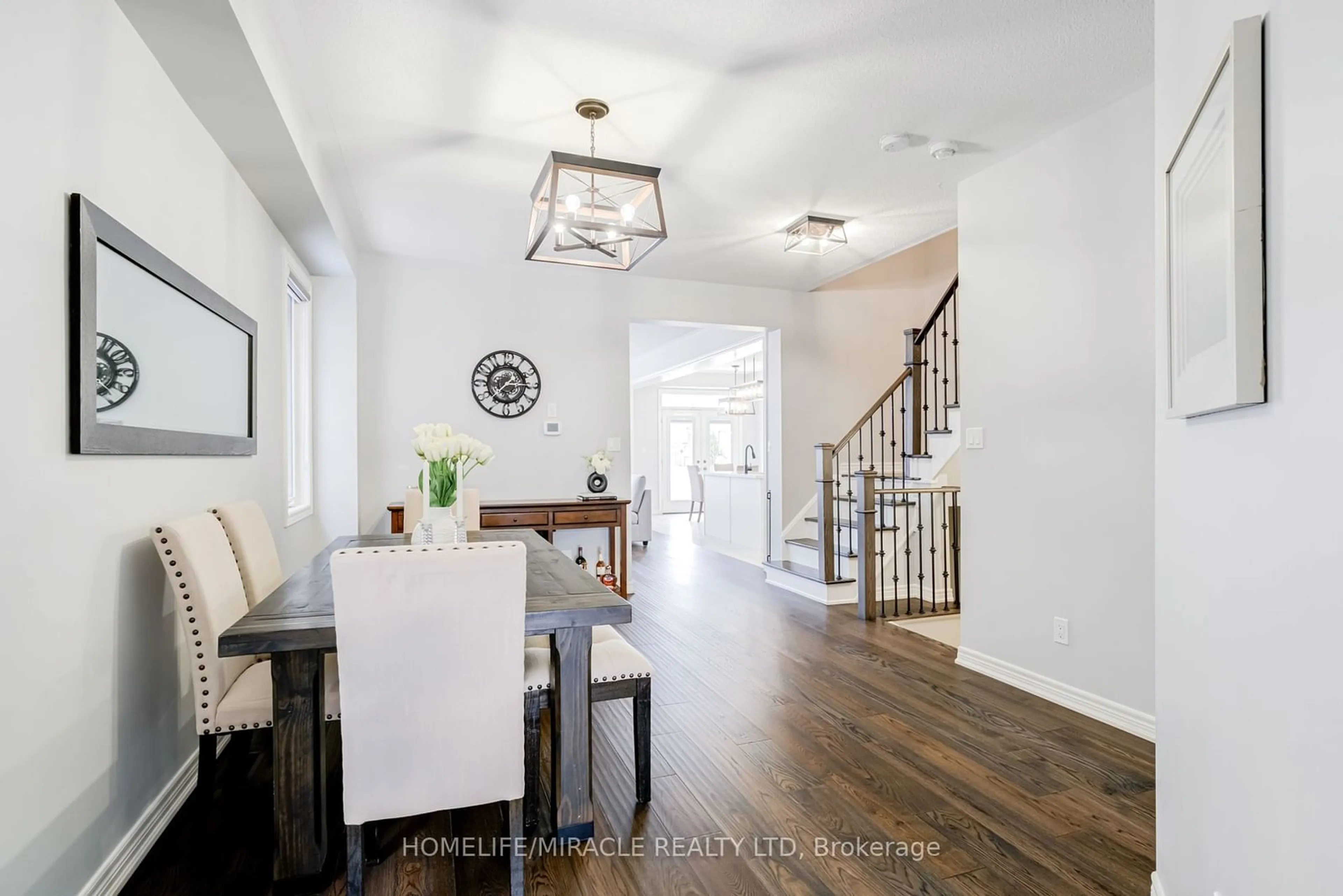 Indoor entryway for 36 Hoard Ave, New Tecumseth Ontario L9R 0M3