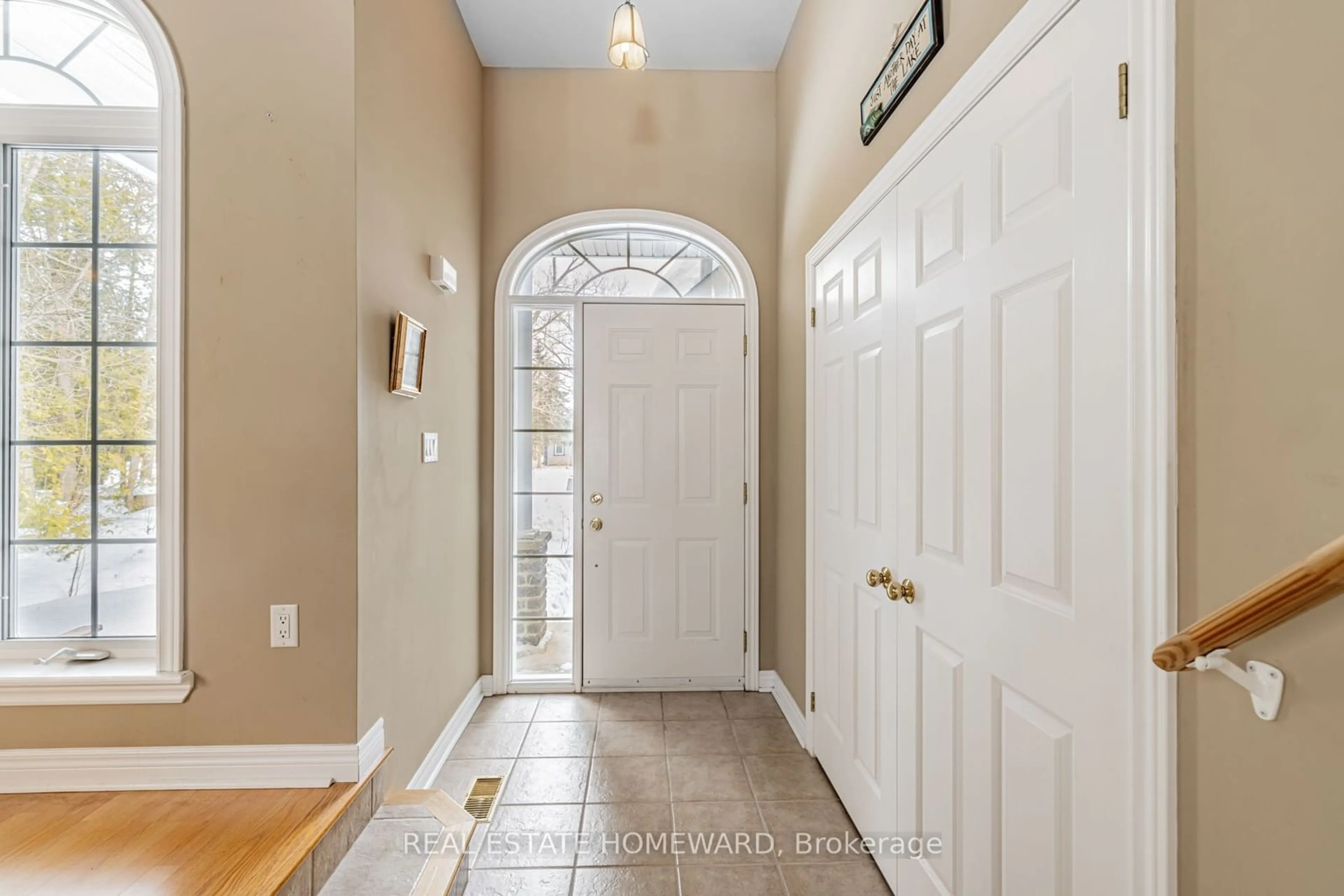 Indoor entryway for 2780 Ireton St, Innisfil Ontario L9S 2J2