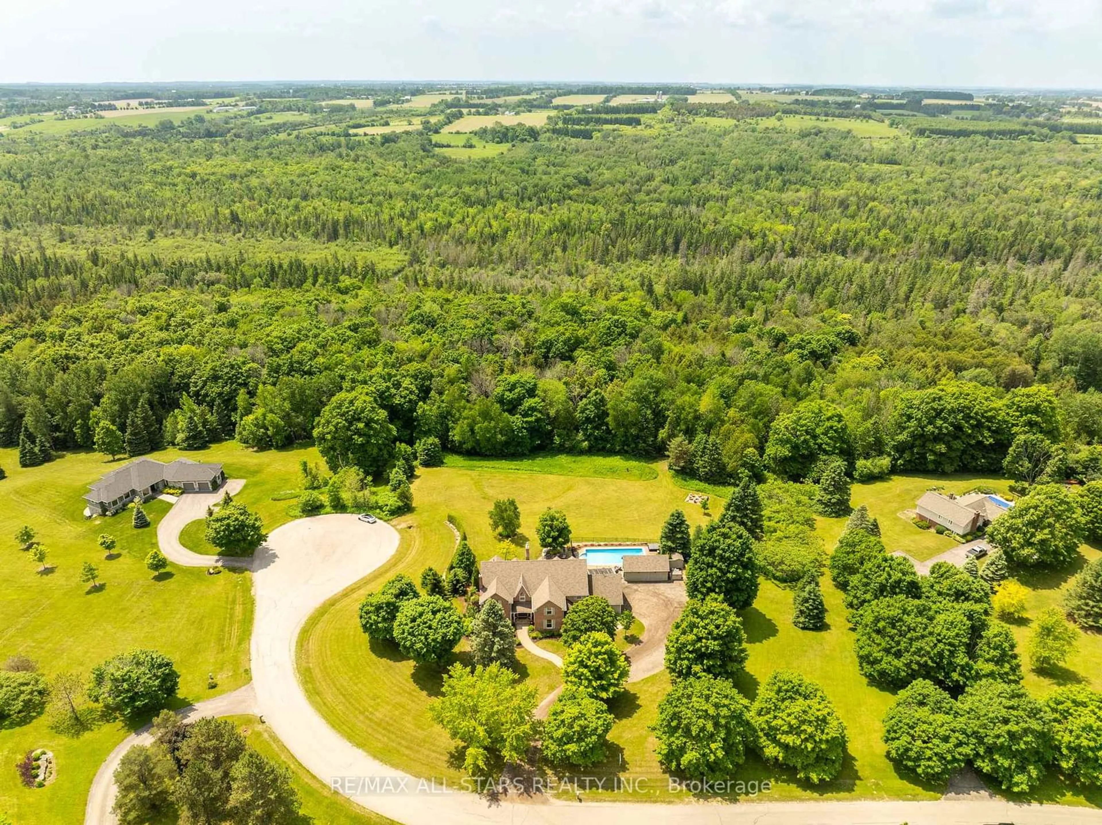 A pic from outside/outdoor area/front of a property/back of a property/a pic from drone, forest/trees view for 2 Deerfoot Dr, Uxbridge Ontario L0C 1E0