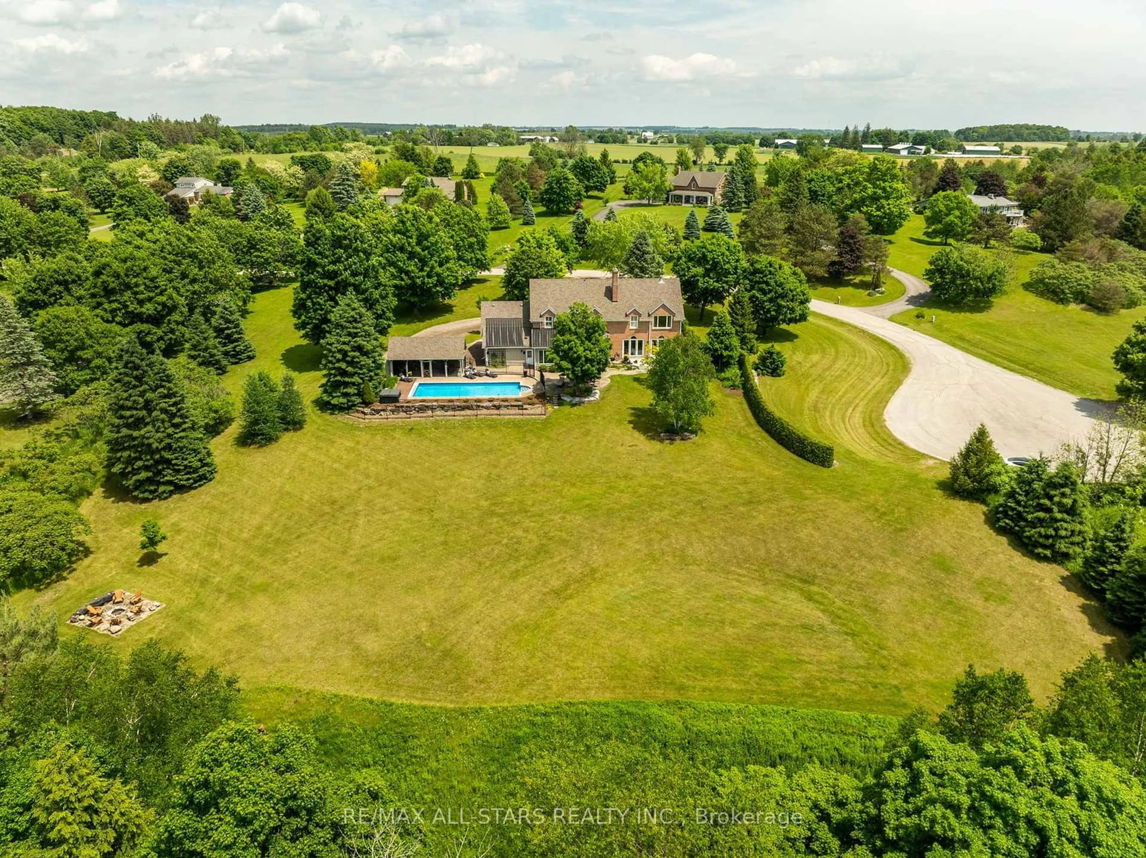 A pic from outside/outdoor area/front of a property/back of a property/a pic from drone, water/lake/river/ocean view for 2 Deerfoot Dr, Uxbridge Ontario L0C 1E0