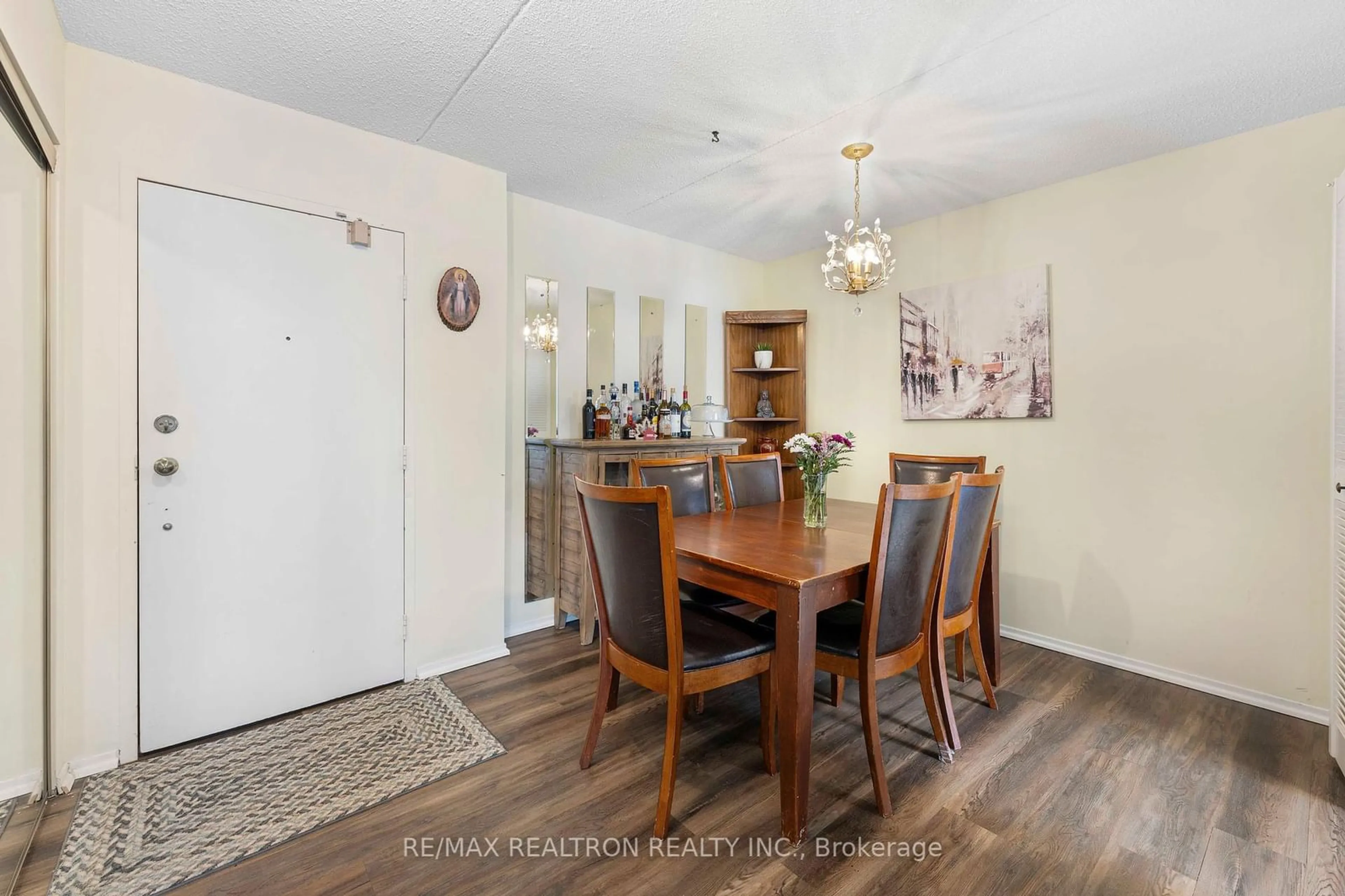 Dining room, wood/laminate floor for 15390 Yonge St #402, Aurora Ontario L4G 1N8