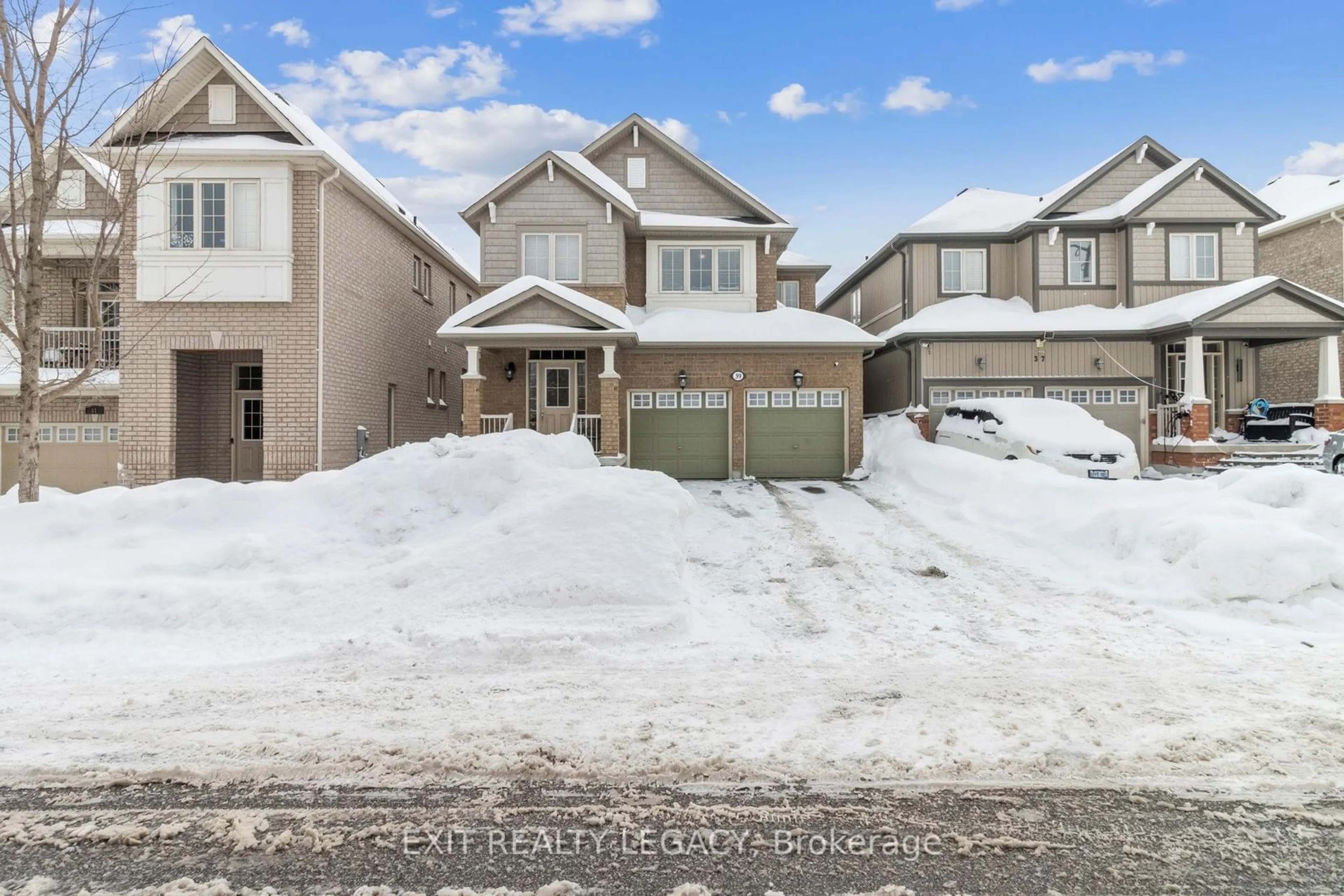 A pic from outside/outdoor area/front of a property/back of a property/a pic from drone, street for 39 Mansard Dr, Richmond Hill Ontario L4E 0L7