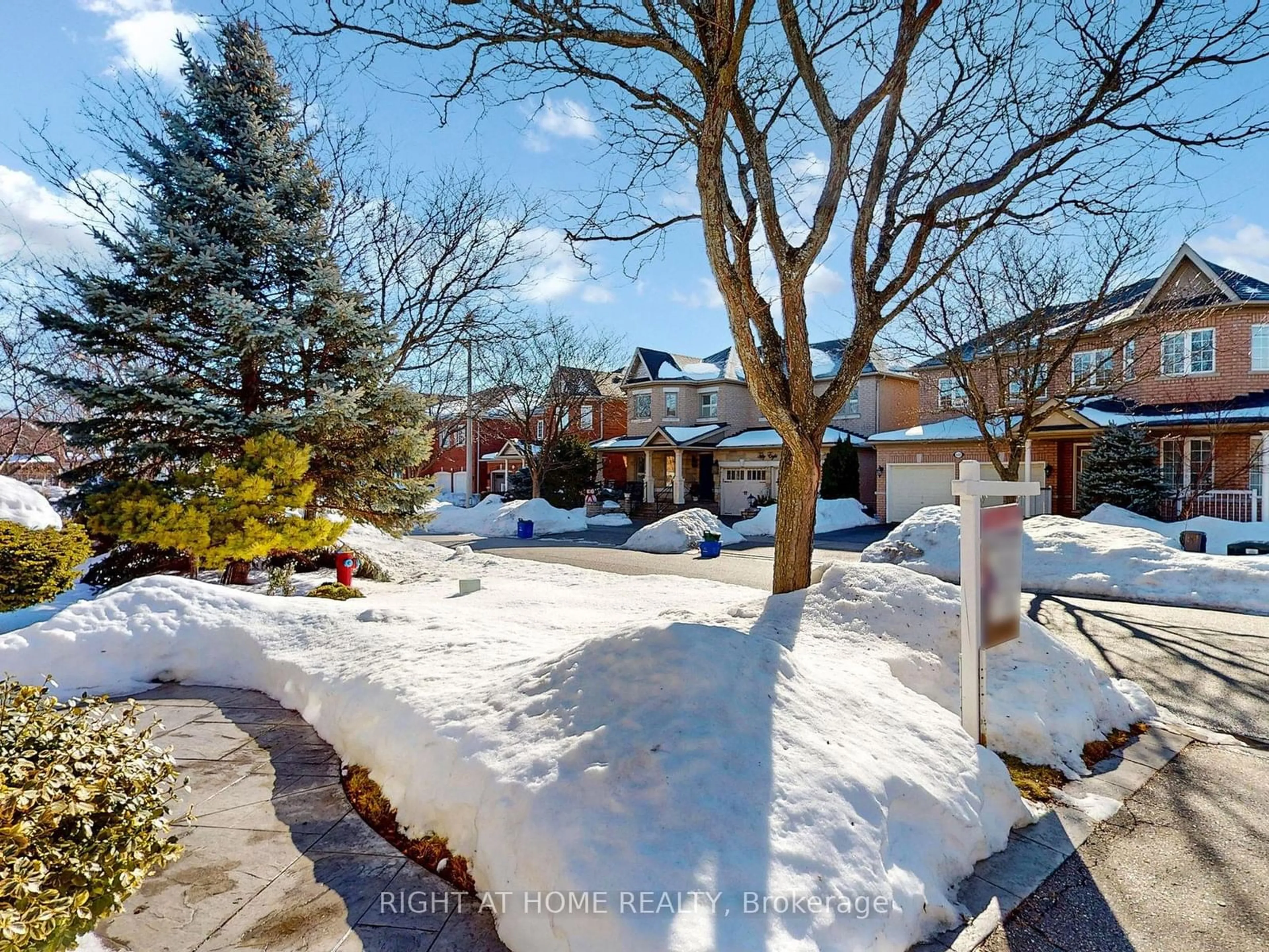 A pic from outside/outdoor area/front of a property/back of a property/a pic from drone, street for 61 Palisade Cres, Richmond Hill Ontario L4S 2H9