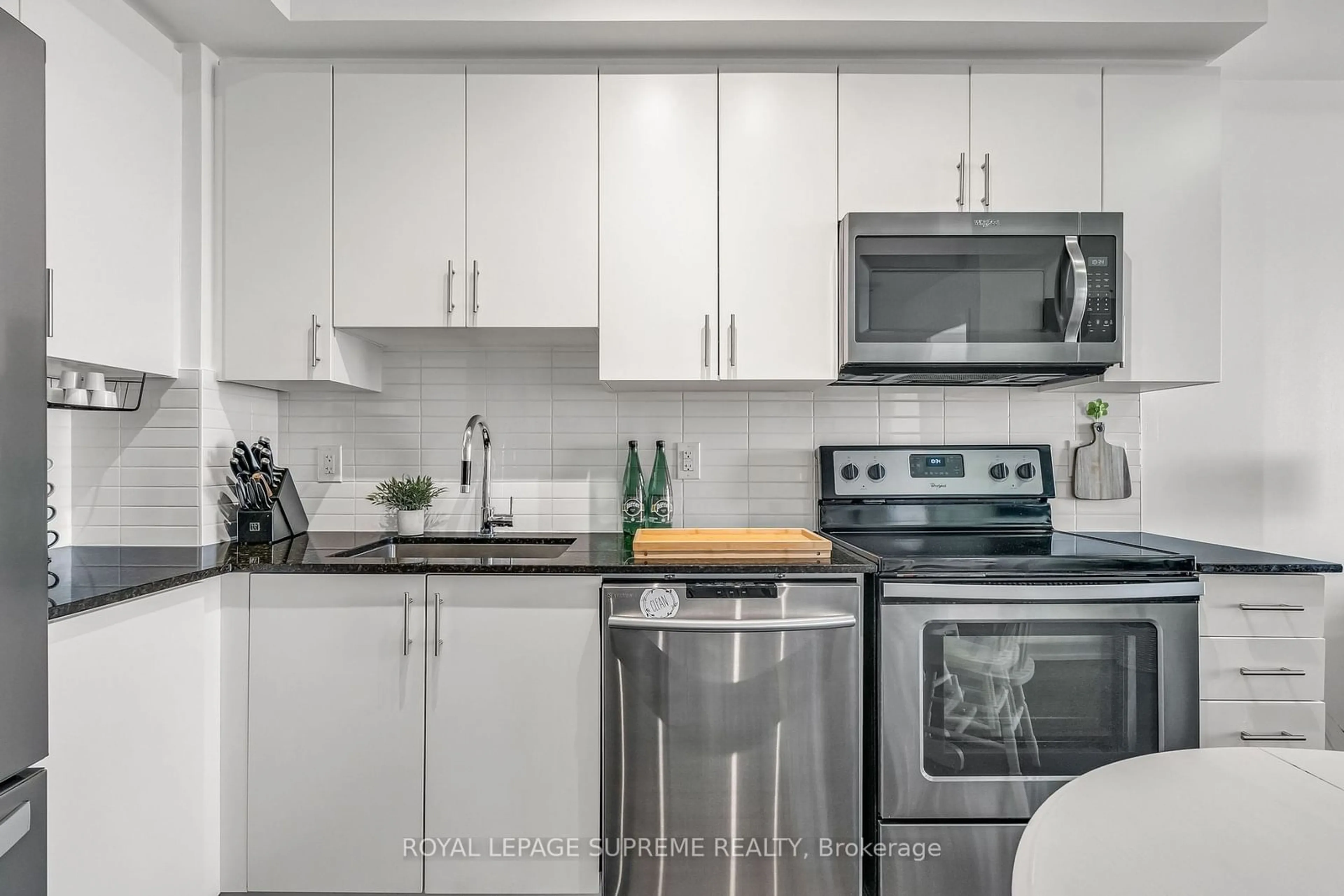 Standard kitchen, ceramic/tile floor for 3700 Highway 7 Rd #1607, Vaughan Ontario L4L 0G8