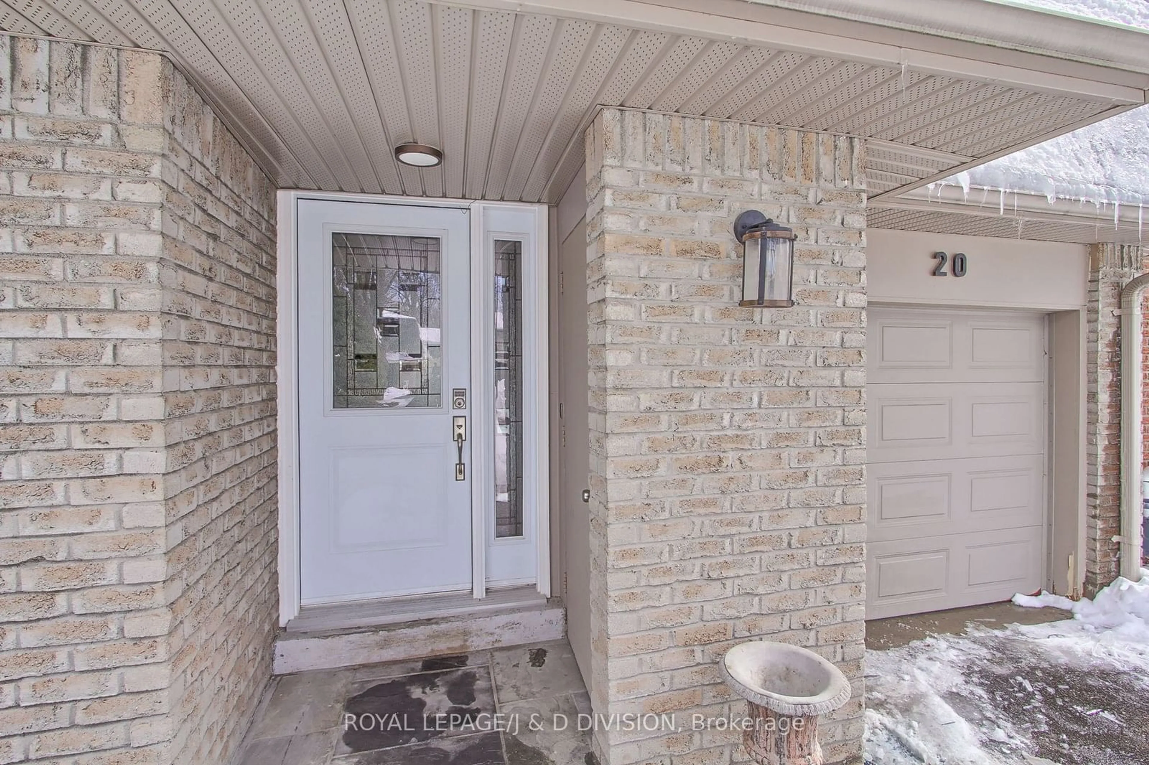 Unknown for 20 St Andrews Crt, Aurora Ontario L4G 3B1