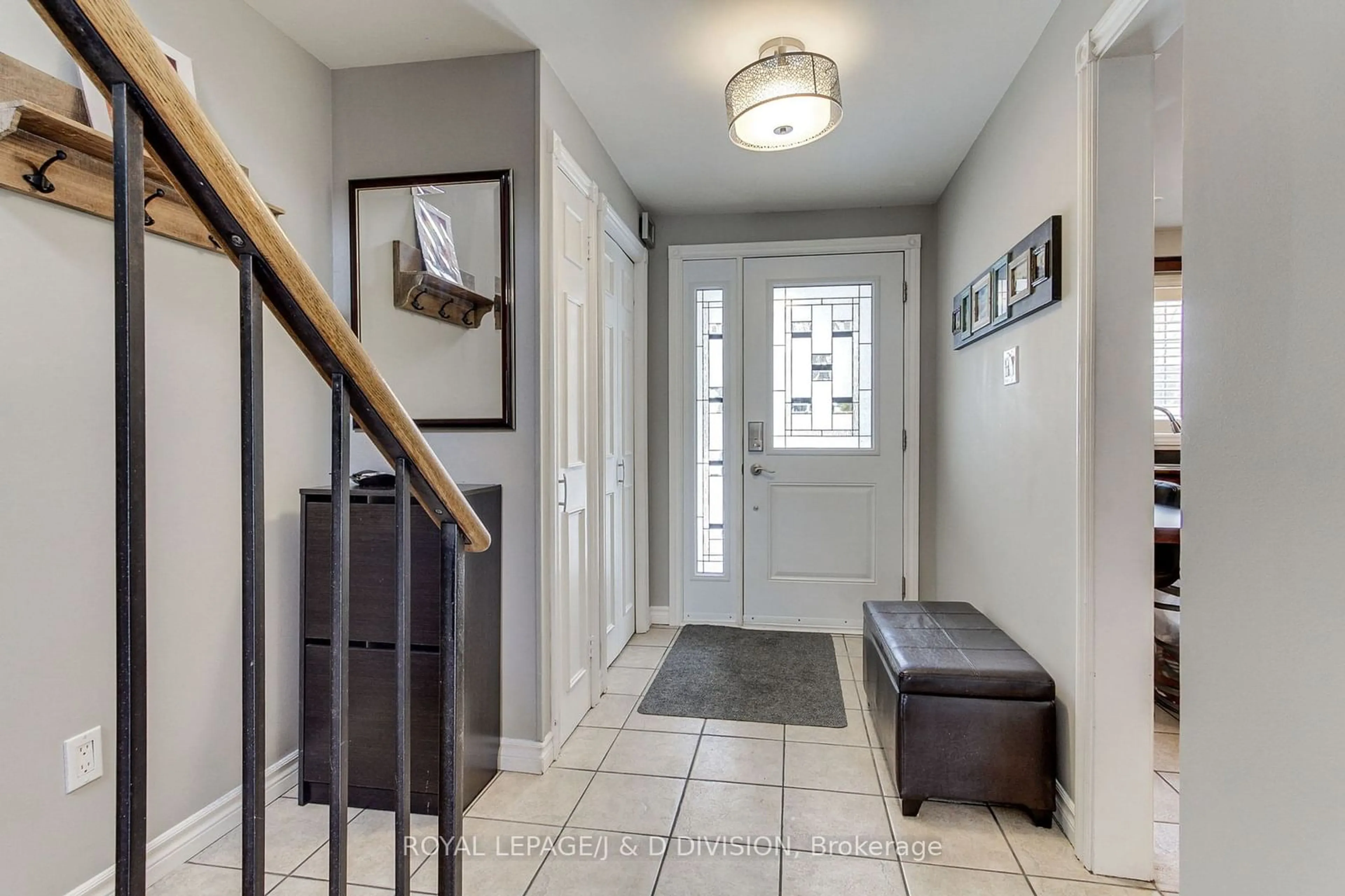 Indoor entryway for 20 St Andrews Crt, Aurora Ontario L4G 3B1