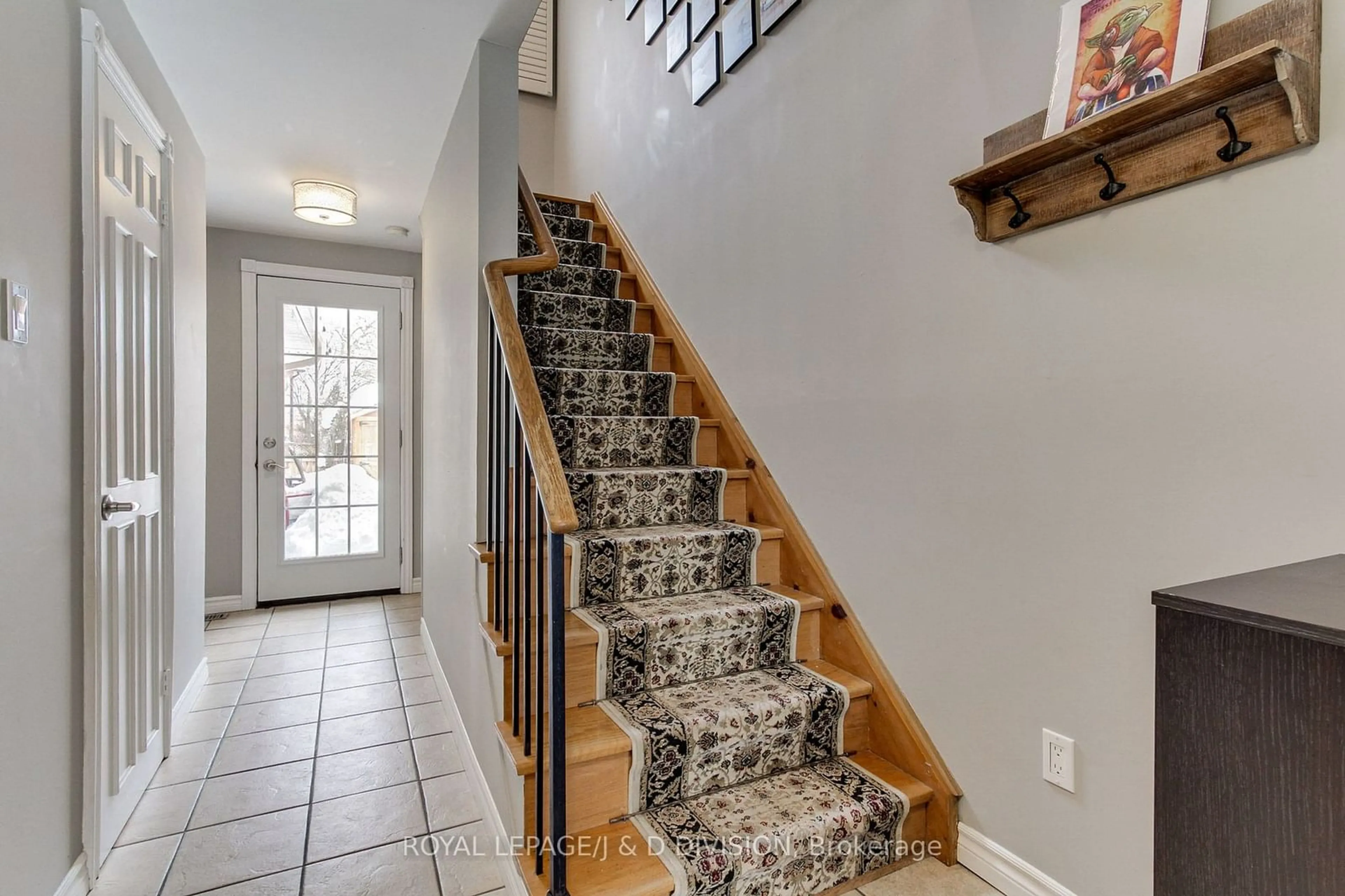 Indoor entryway for 20 St Andrews Crt, Aurora Ontario L4G 3B1