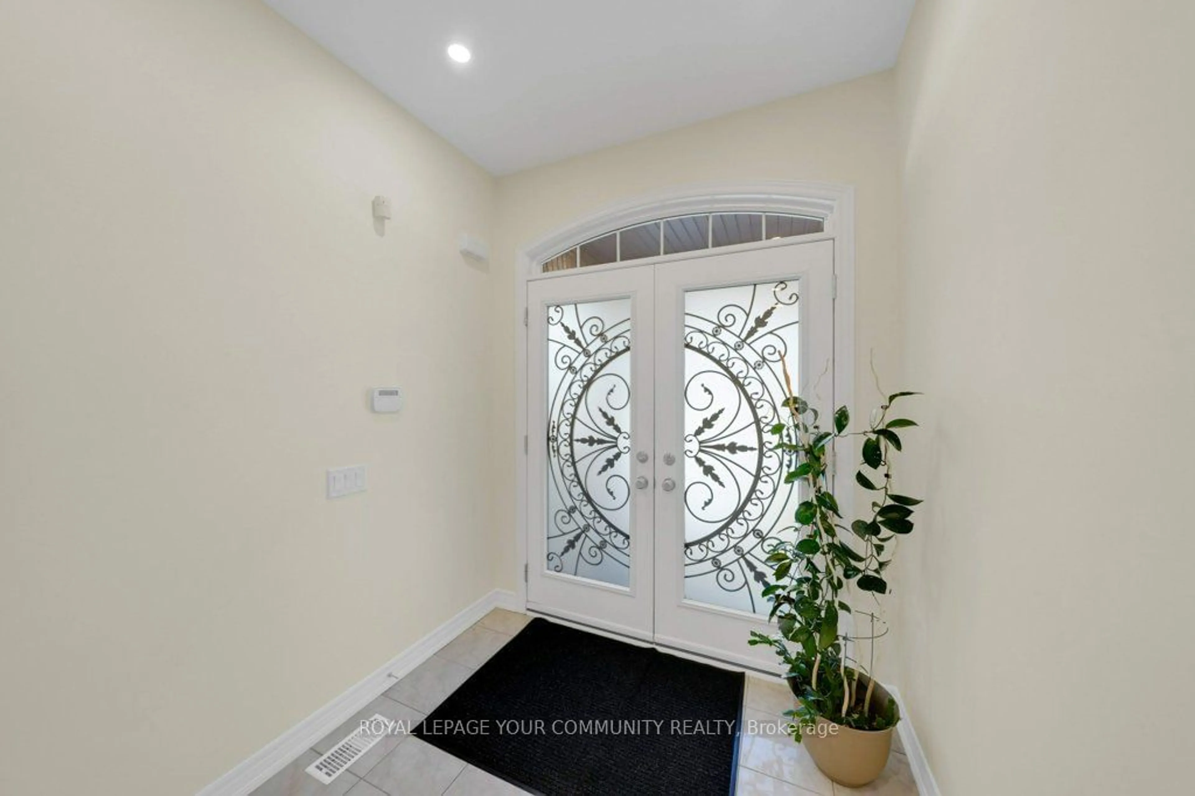 Indoor entryway for 407 Lady Nadia Dr, Vaughan Ontario L6A 4E8