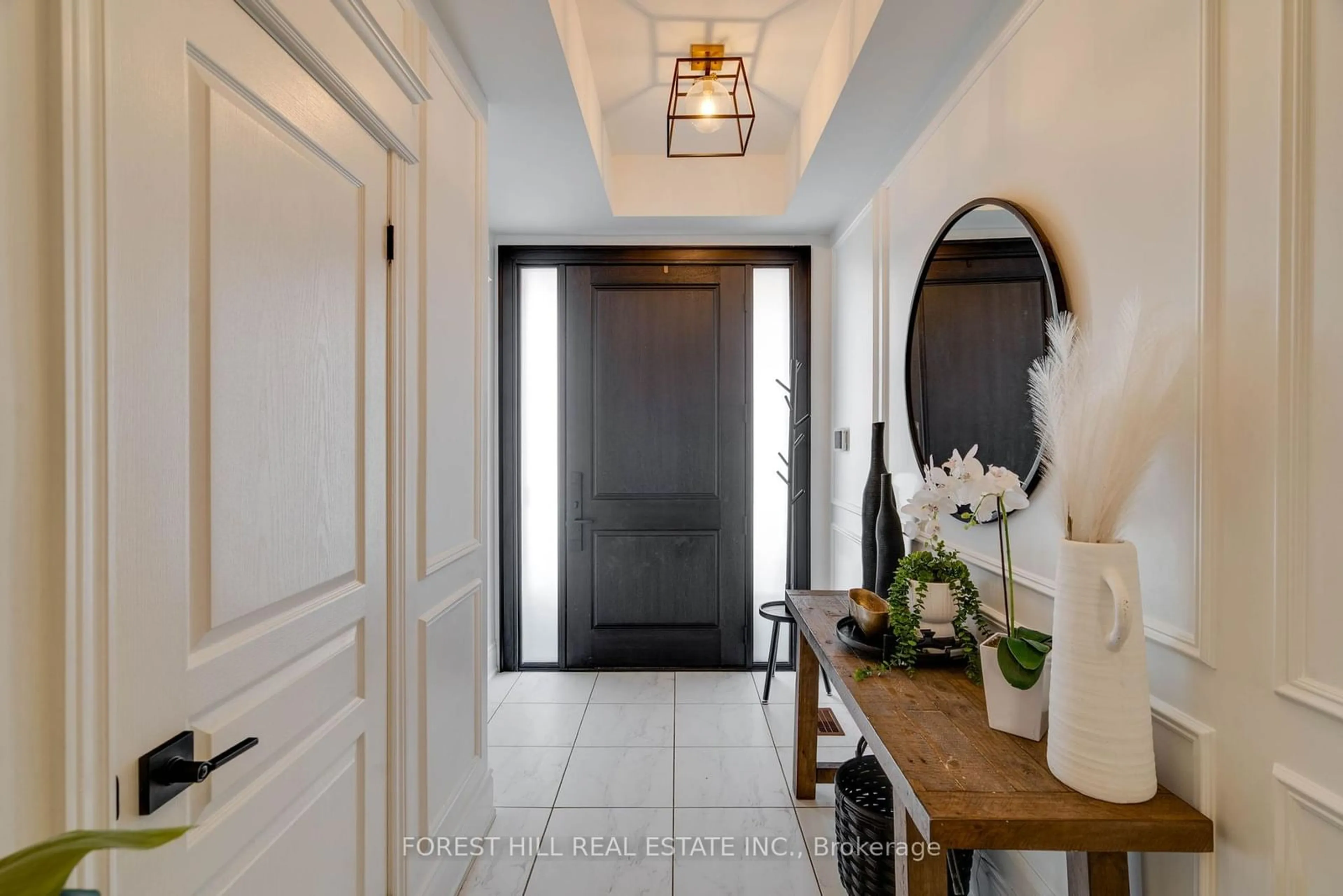 Indoor entryway for 101 southvale Dr, Vaughan Ontario L6A 0Y8